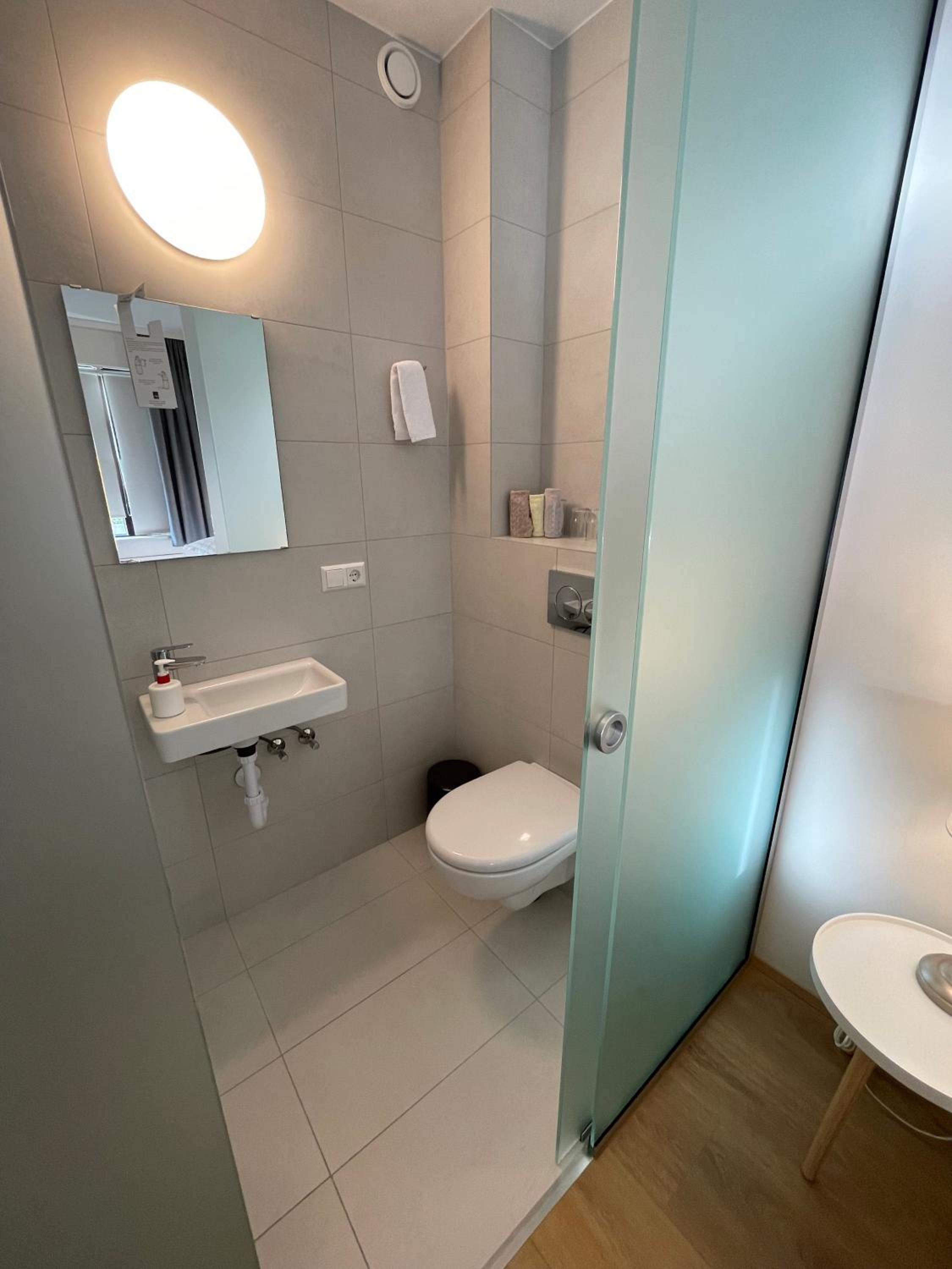 Twin Room with Private Bathroom photo 3