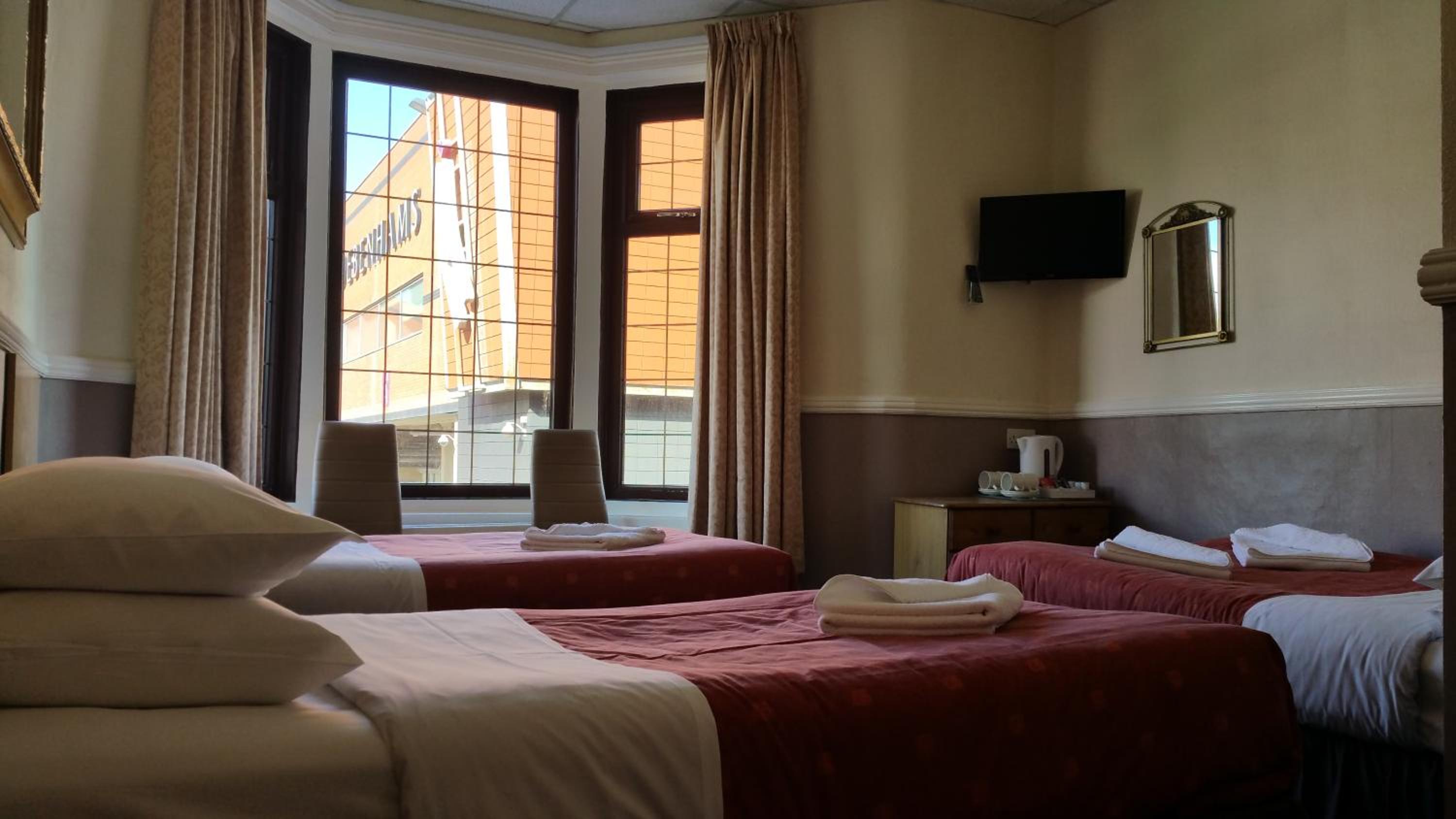 Quadruple Room with Bathroom - Photo 1