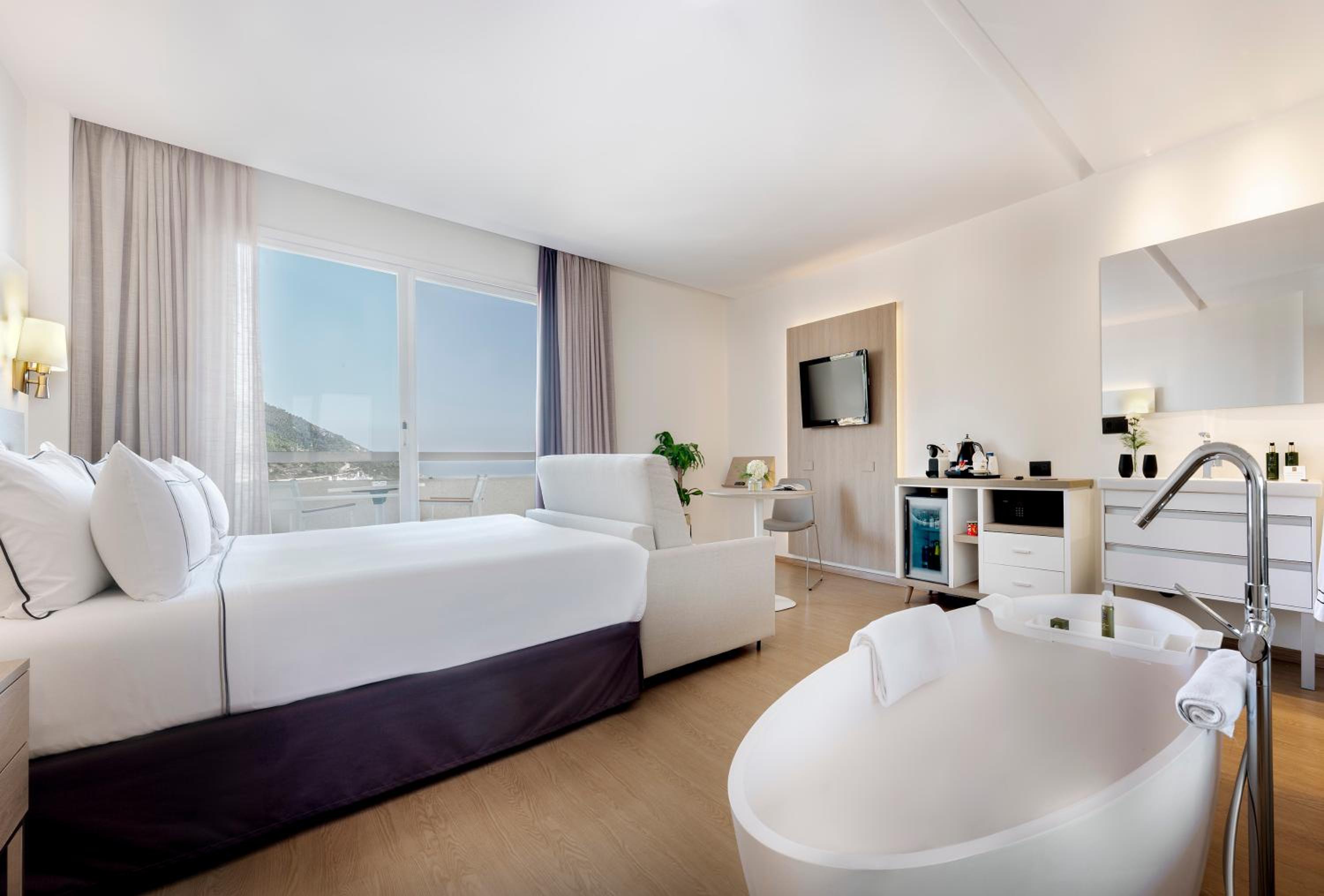 Grand Premium Room with Sea View - Photo 12
