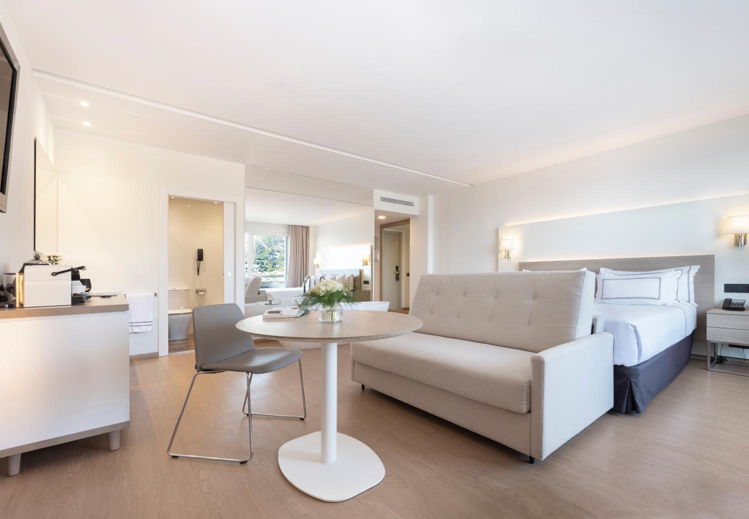 Grand Premium Room with Sea View - Photo 11