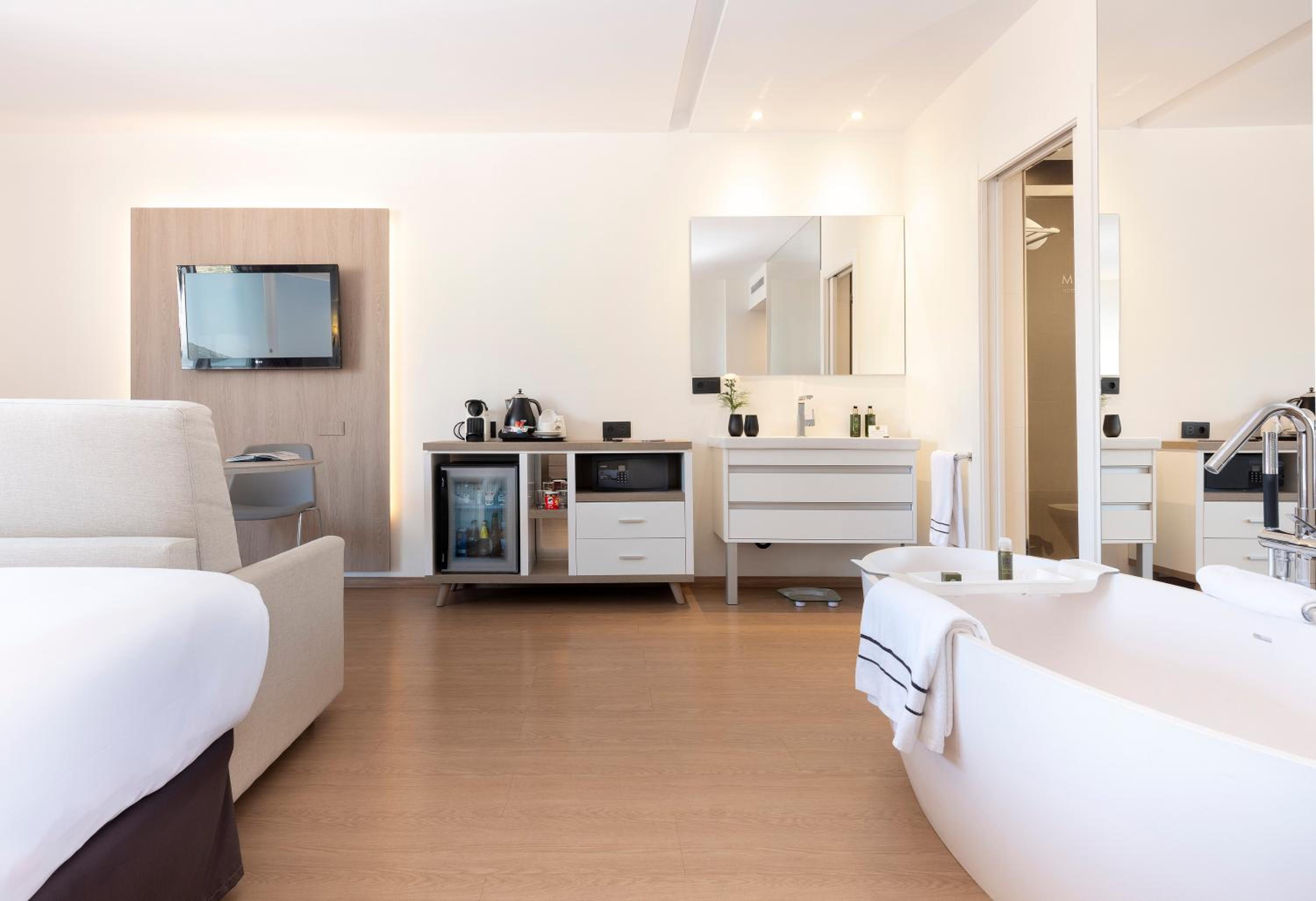 Grand Premium Room with Sea View - Photo 10