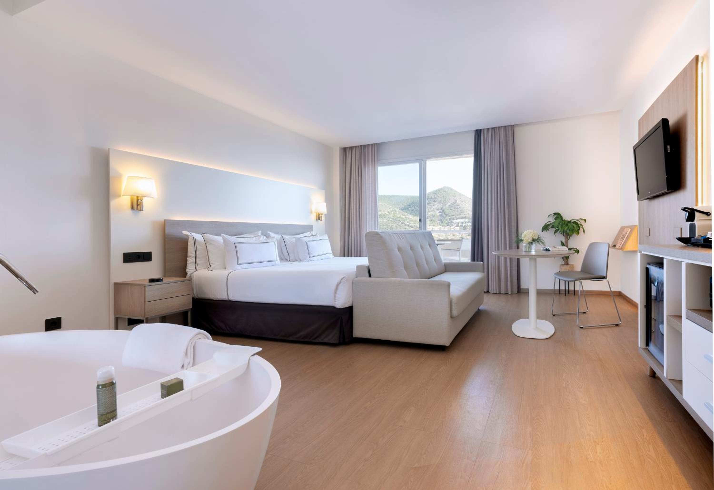 Grand Premium Room with Sea View - Photo 9