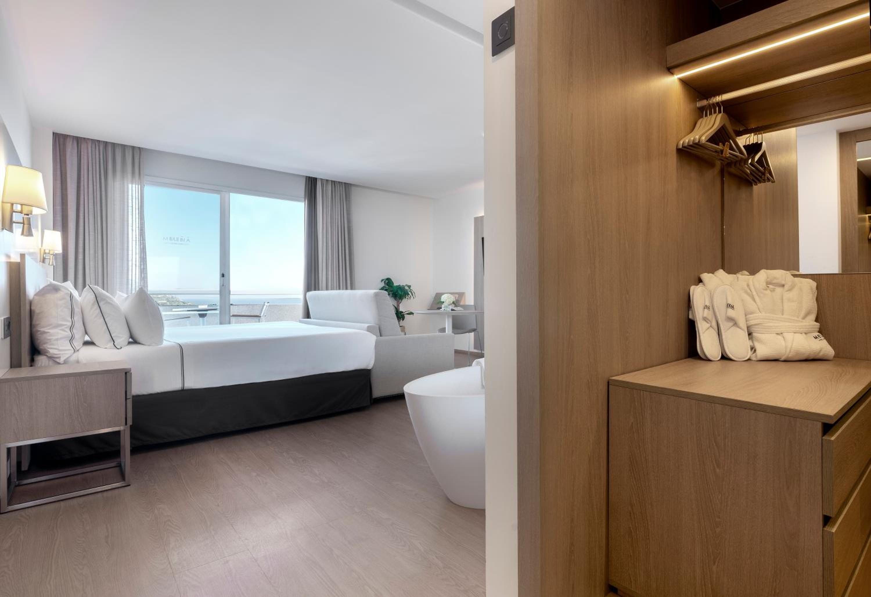 Grand Premium Room with Sea View - Photo 8