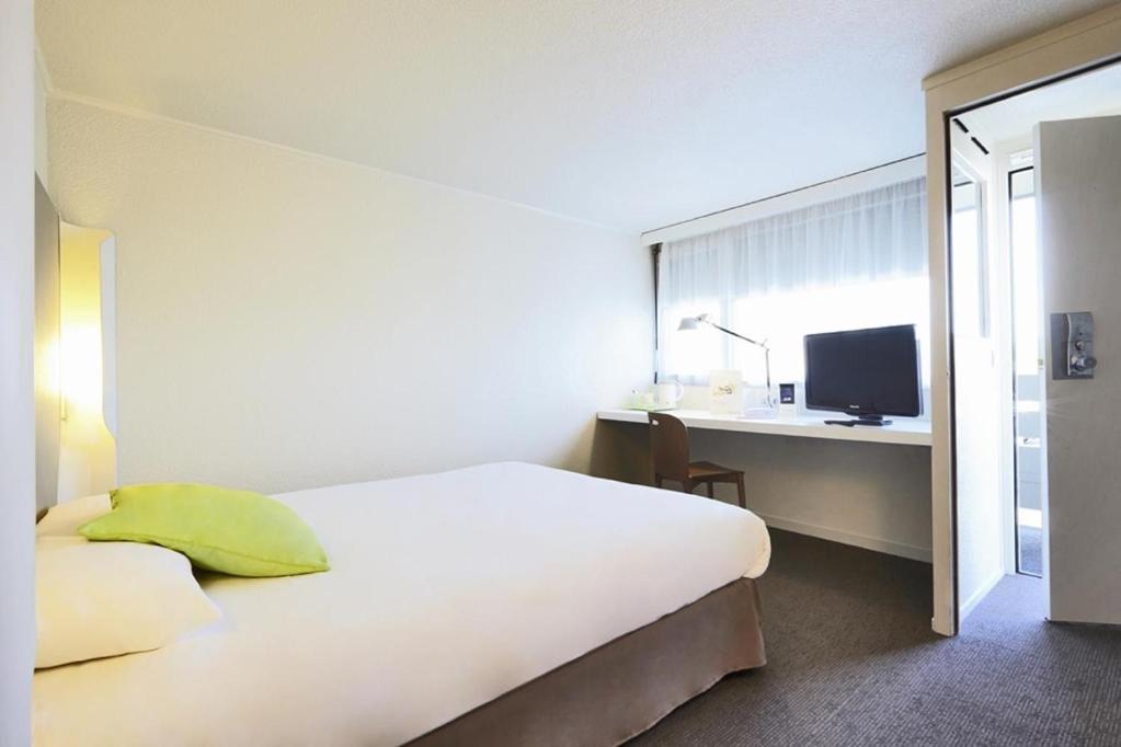 Double Room with One Double Bed and One Junior Bed (Up To 10 Years) - Photo 2