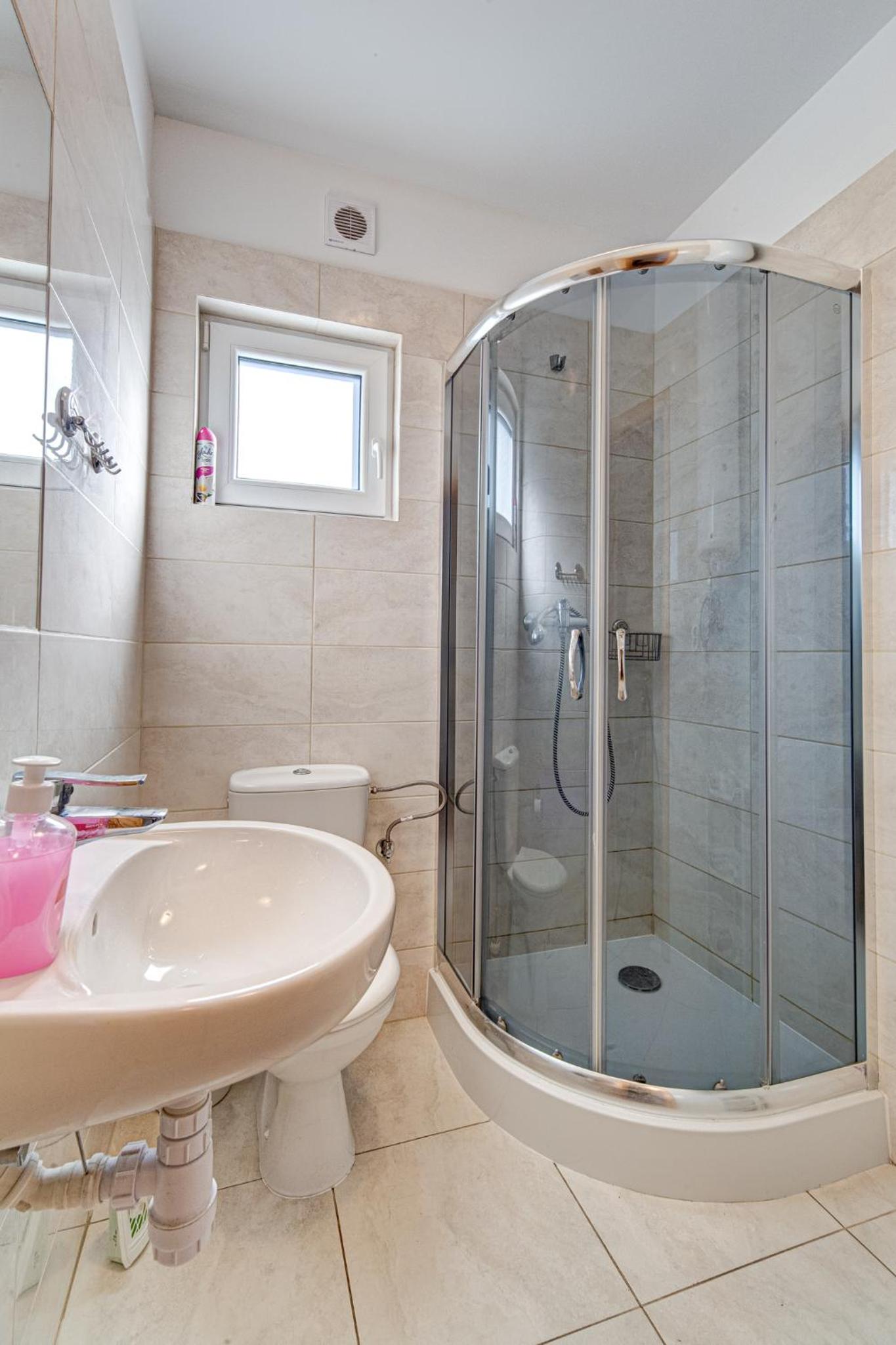 One-Bedroom House - Photo 11