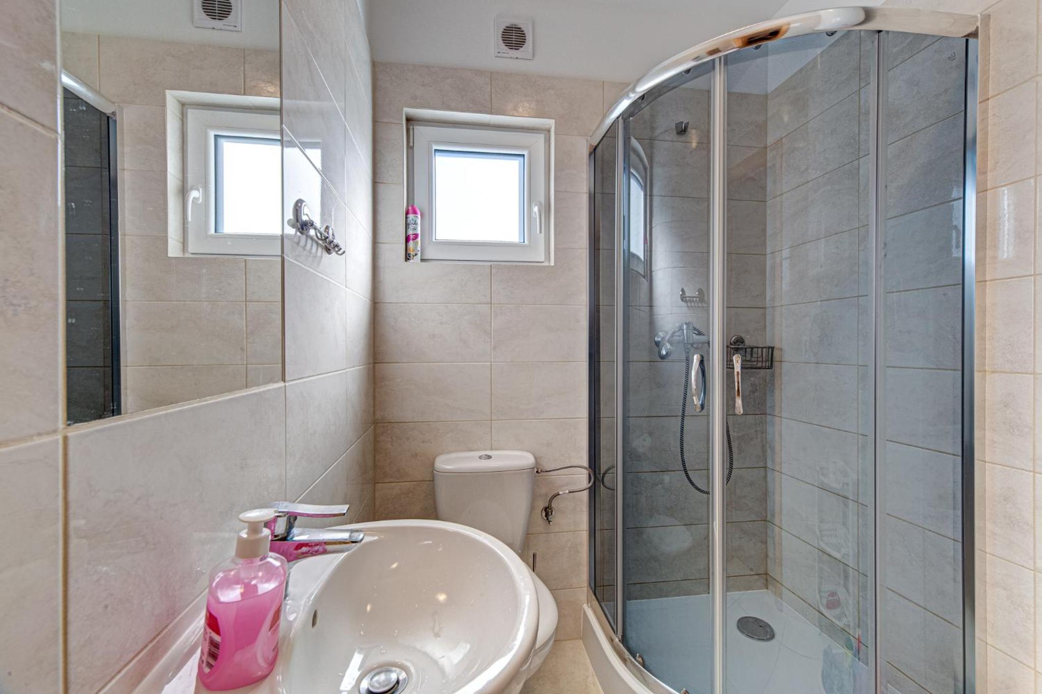 One-Bedroom House - Photo 19