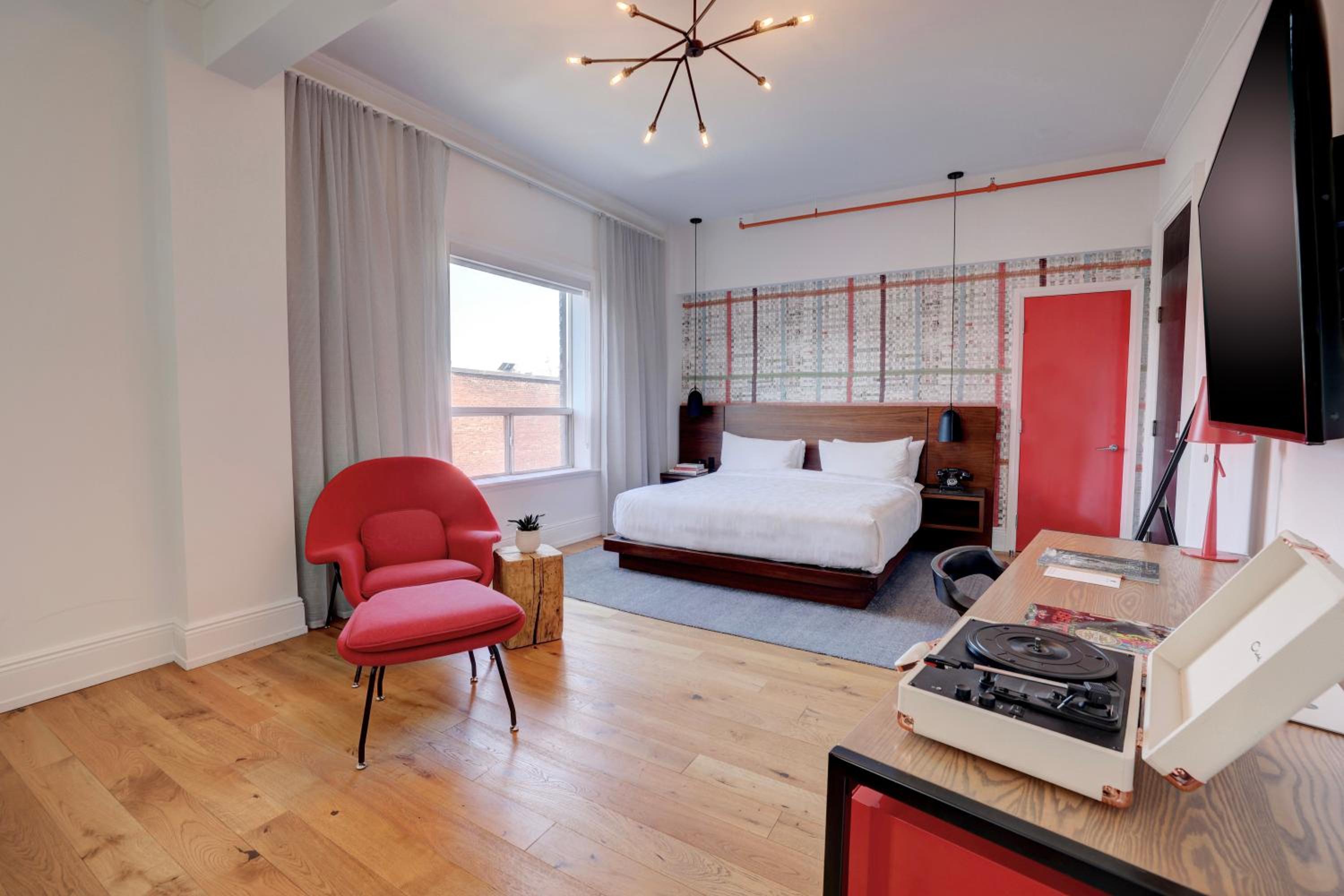 Deluxe King Room - Photo 2