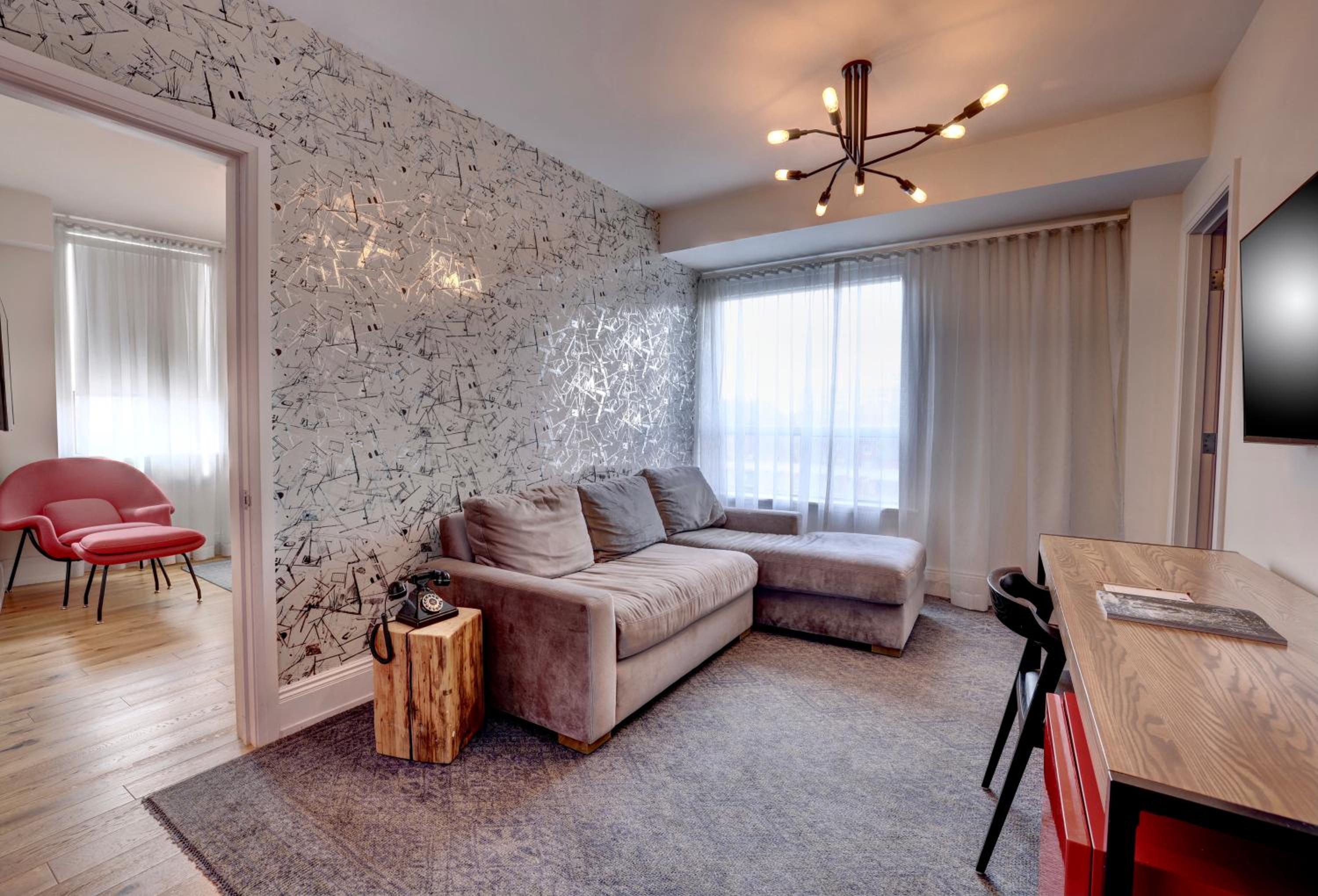 Queen Suite - Photo 1
