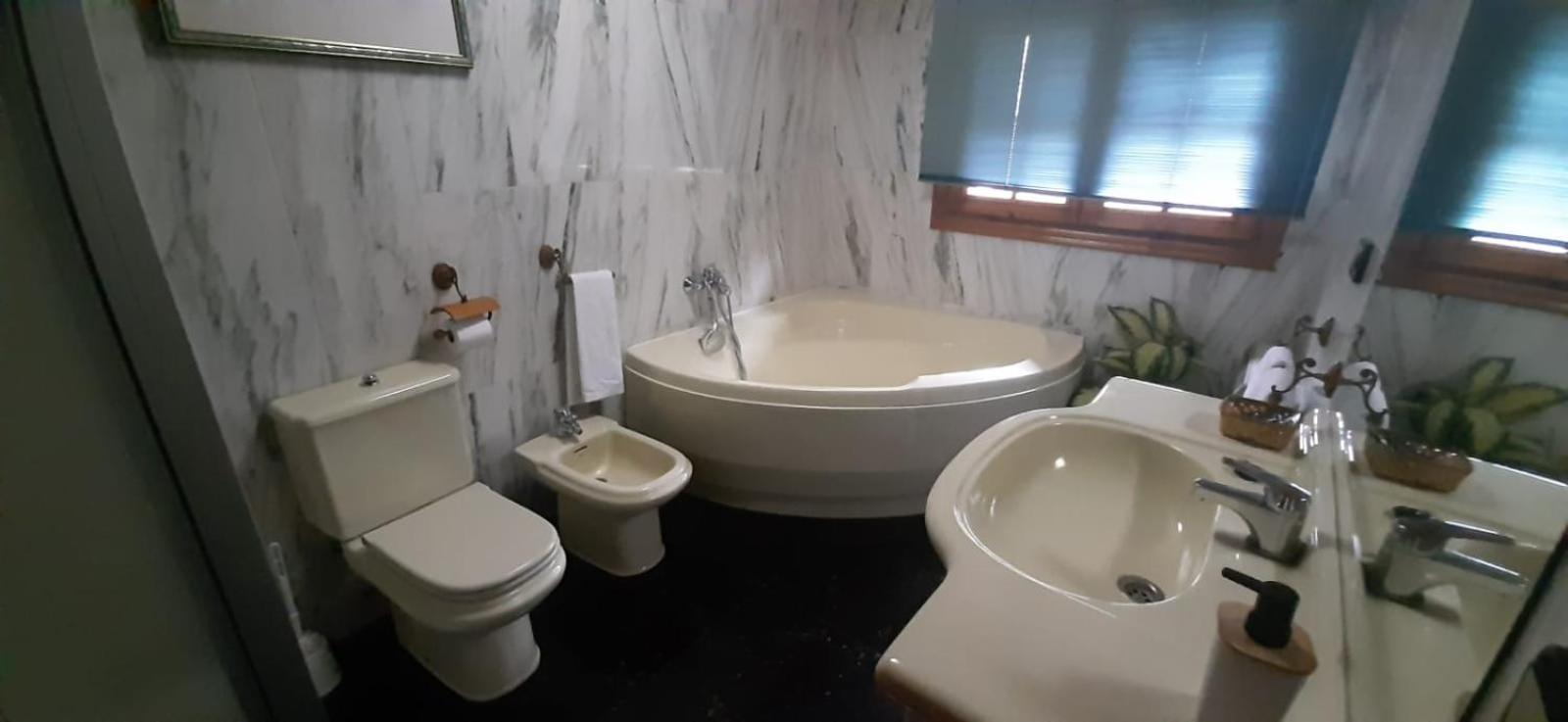 One-Bedroom Apartment - Photo 2