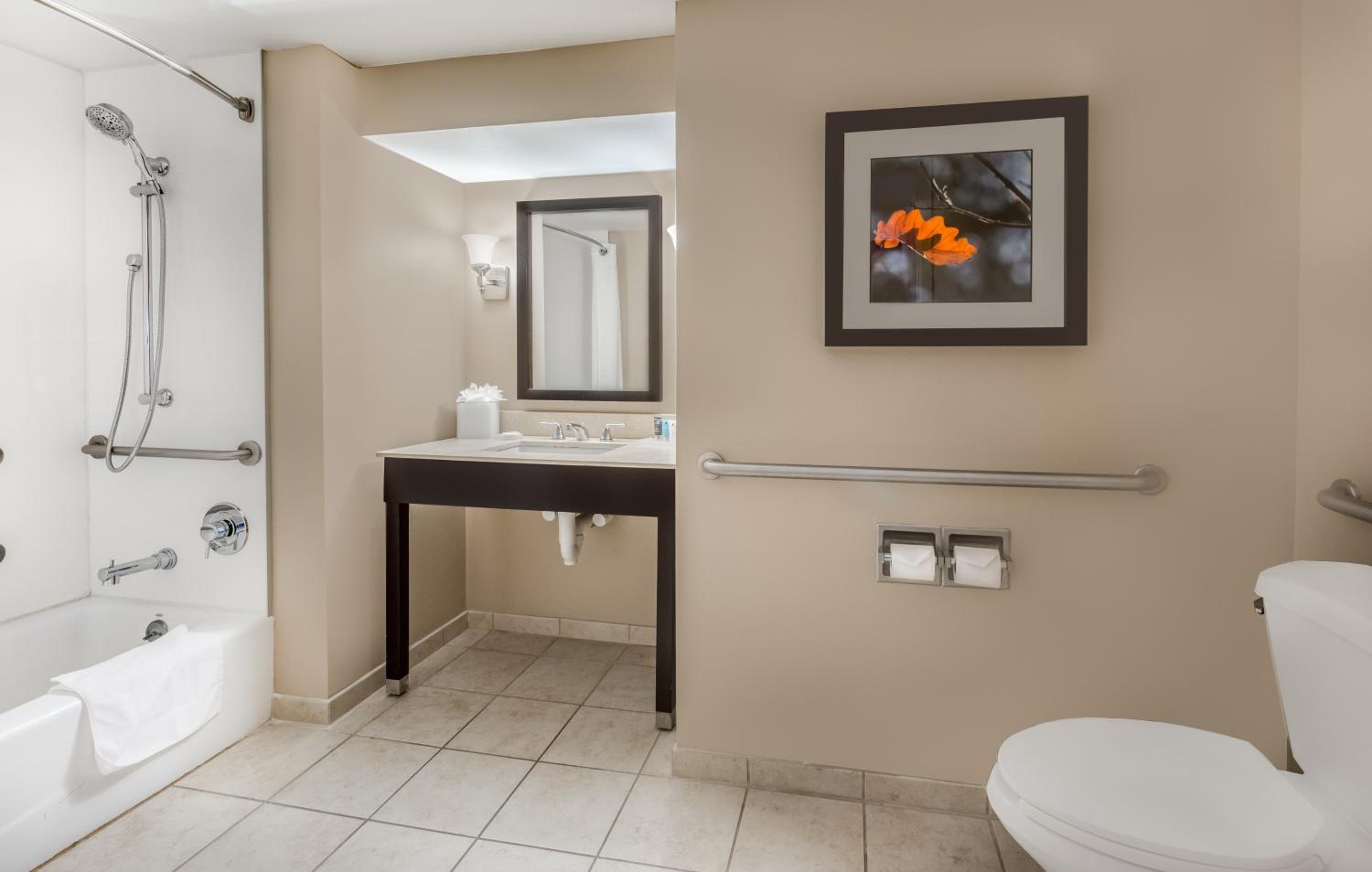Standard King Room with Mobility Accessible Tub - Photo 2