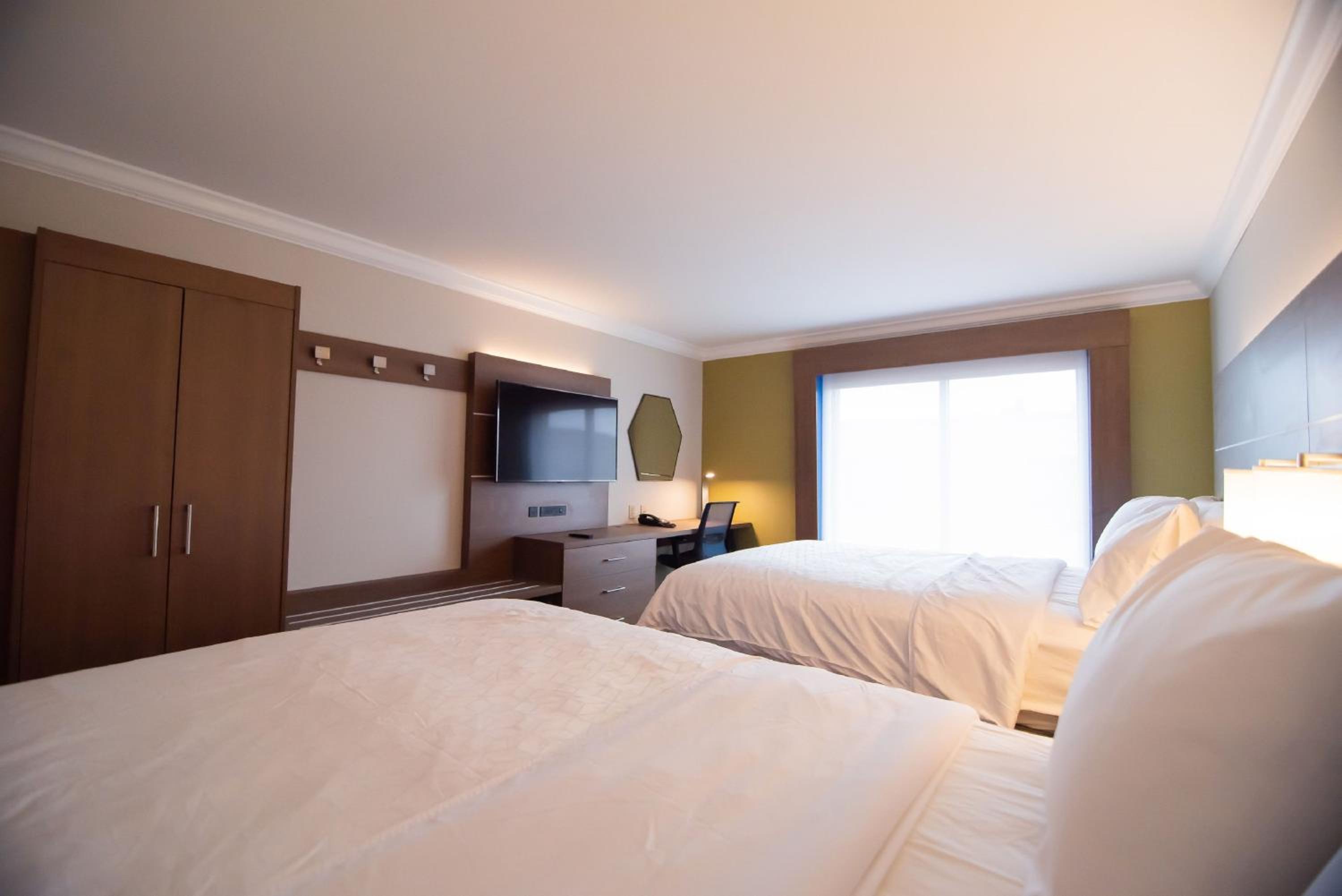 Standard Queen Room with Two Queen Beds - Photo 2