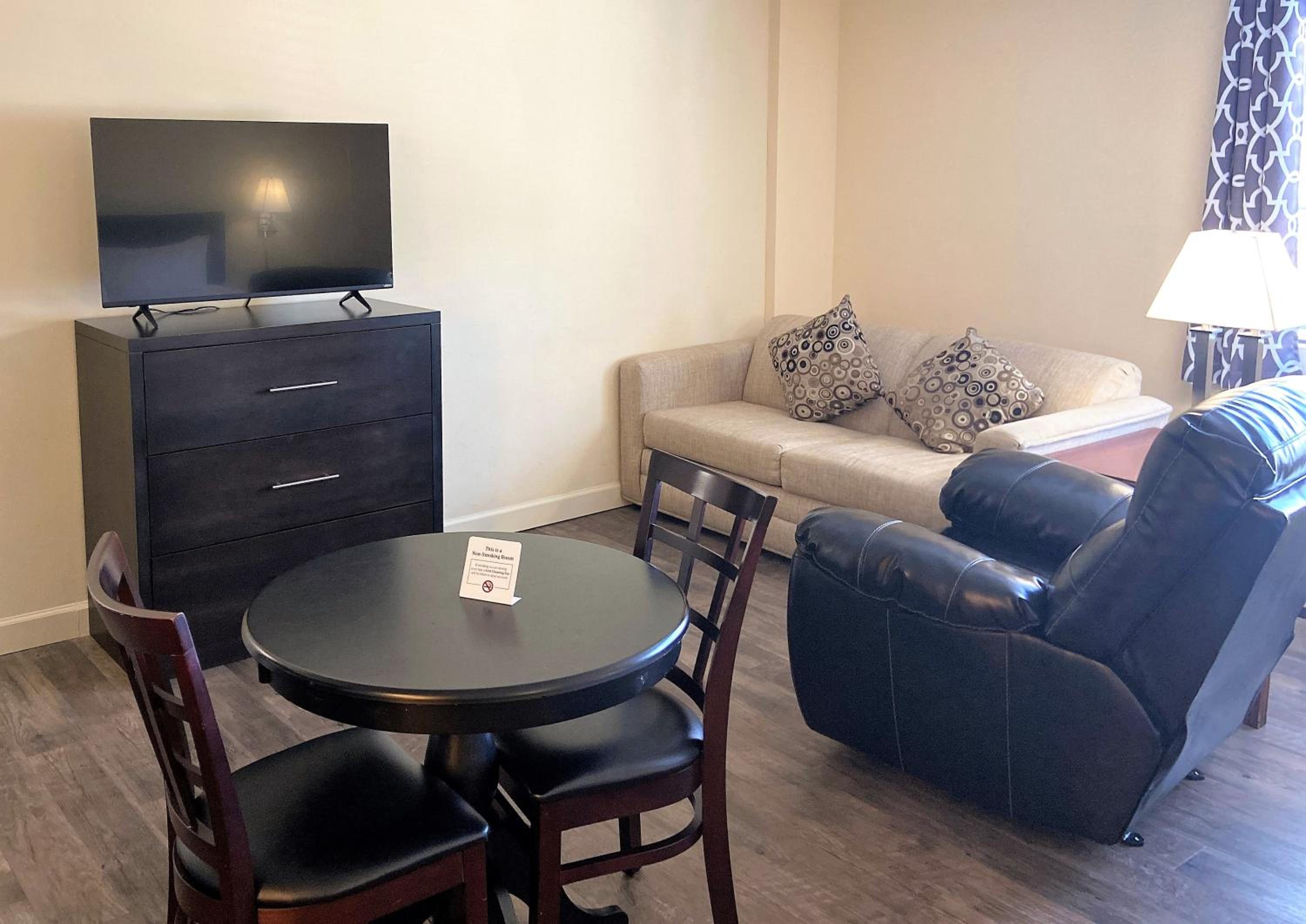 Queen Suite - Photo 6