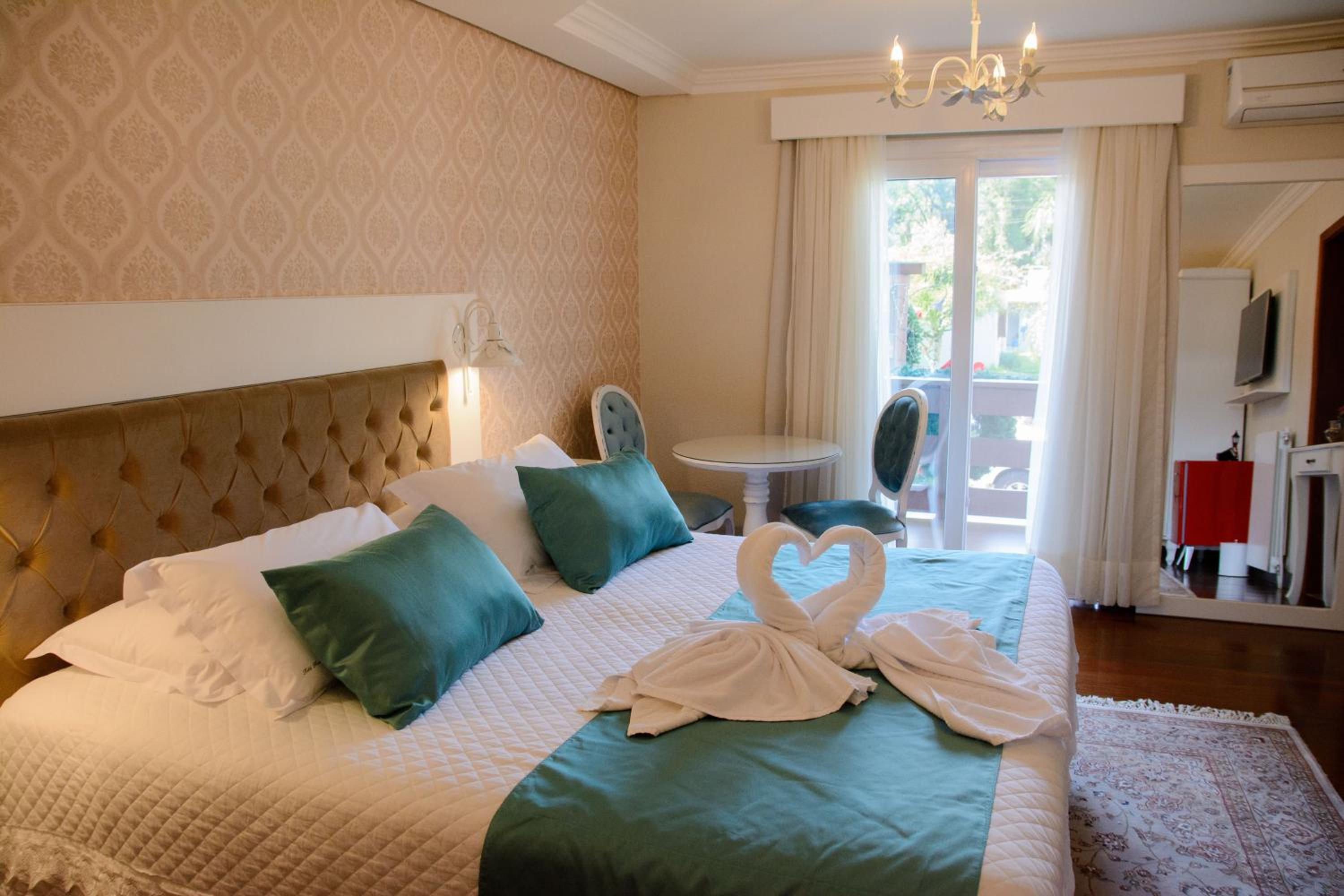 Deluxe Suite with Spa Bath photo 2