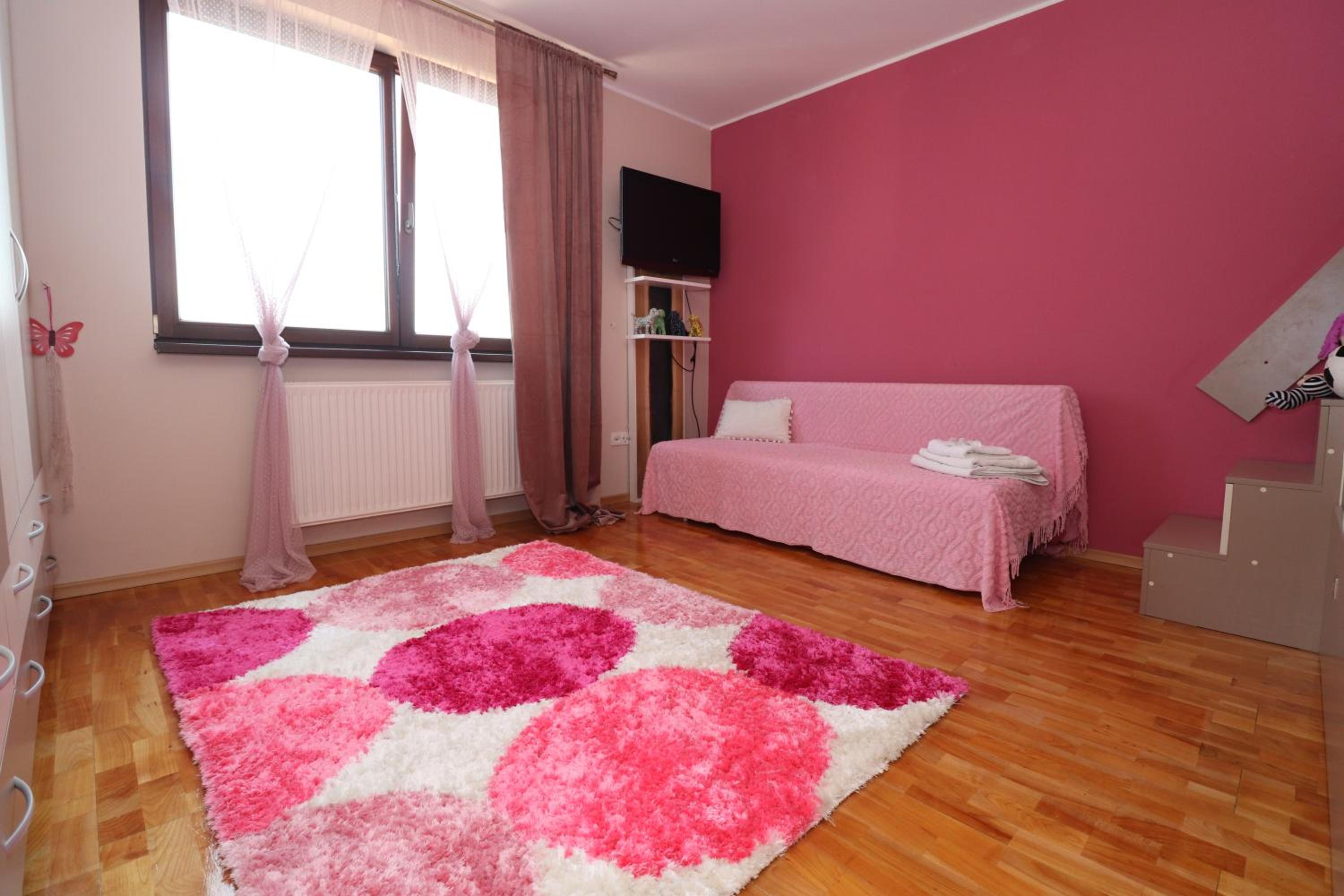 Family Room - Photo 4