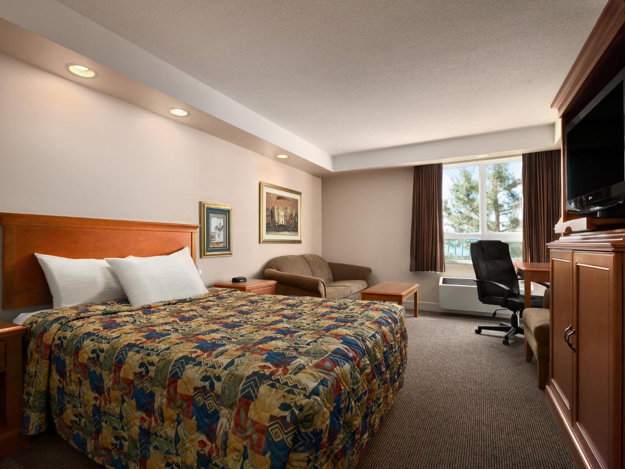 Standard Queen Room with Sofa Bed photo 3