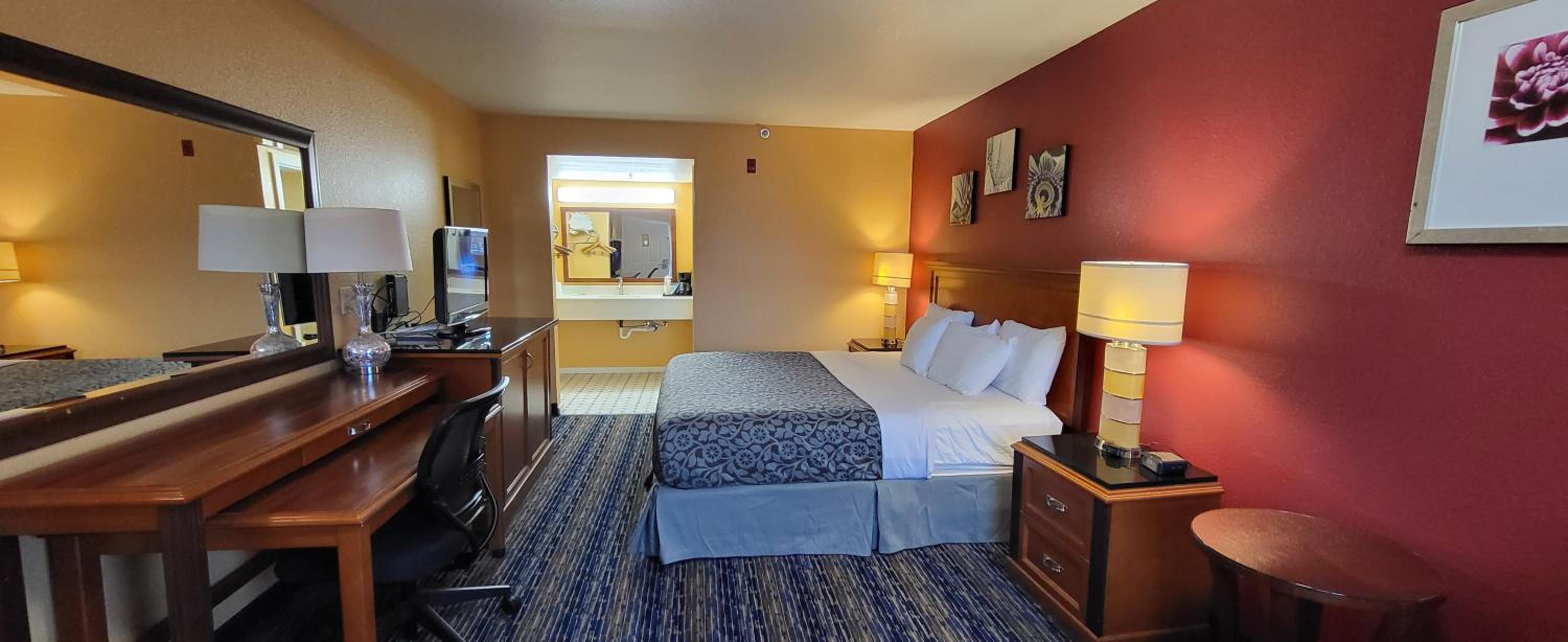 Deluxe King Room - Non-Smoking - Photo 7