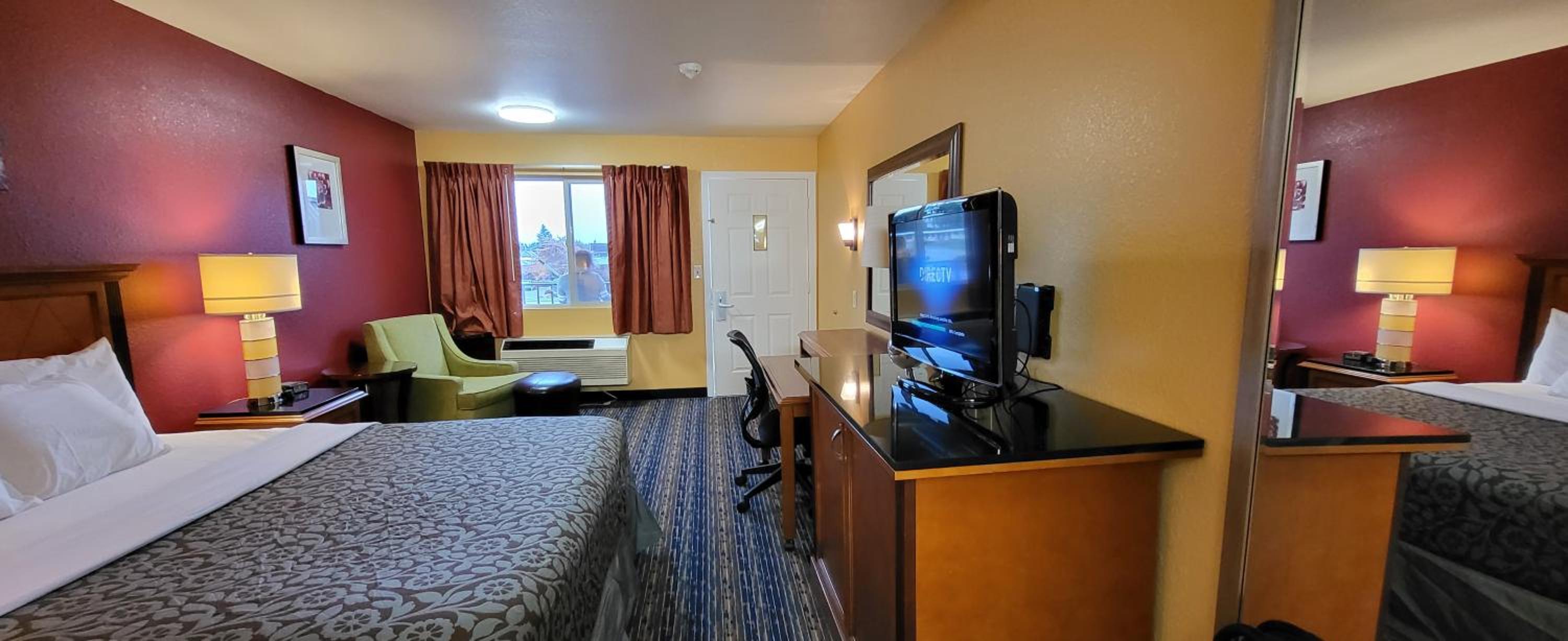 Deluxe King Room - Non-Smoking - Photo 9