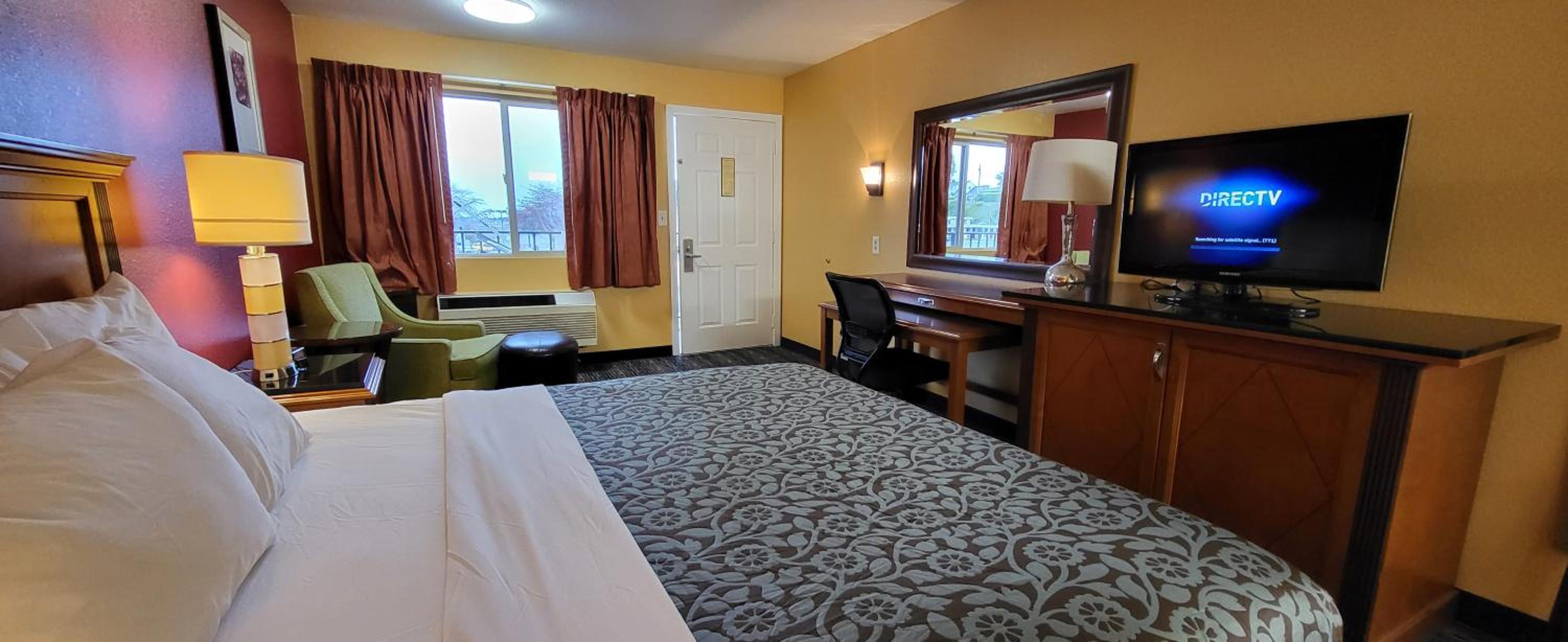 Deluxe King Room - Non-Smoking - Photo 5