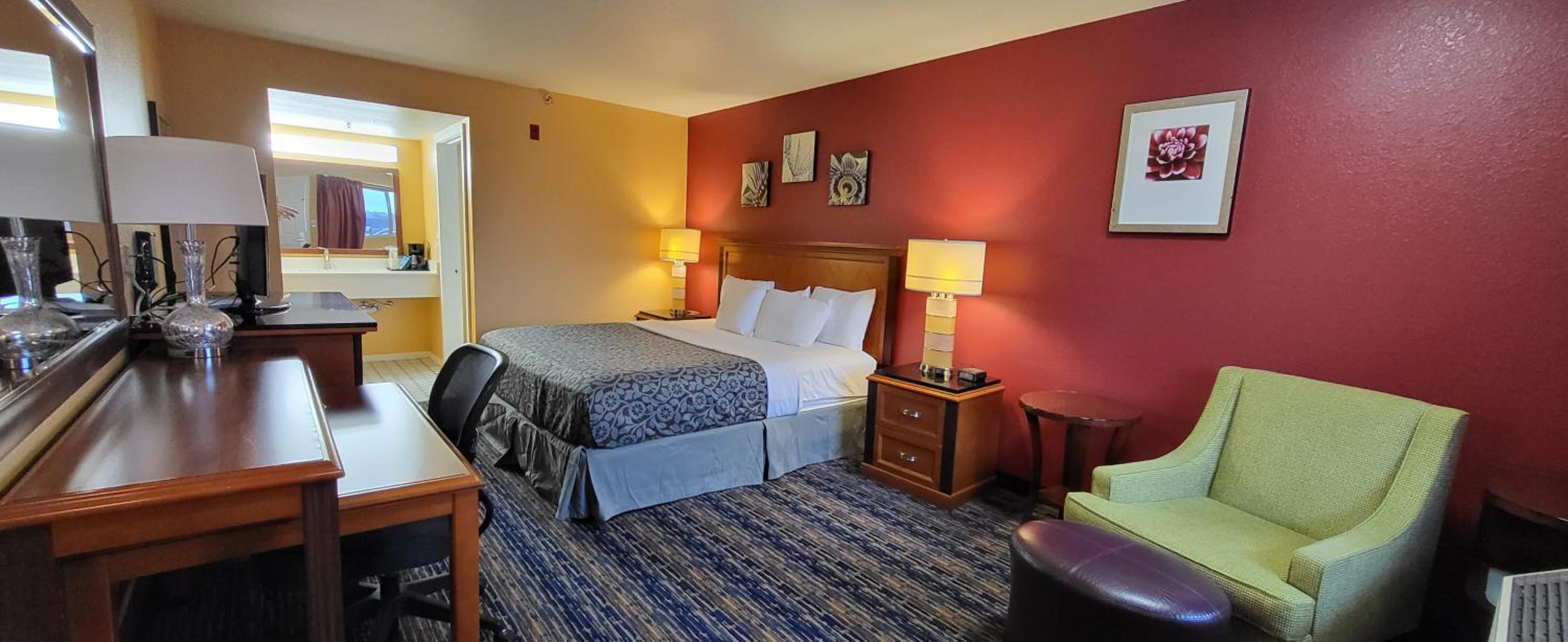 Deluxe King Room - Non-Smoking - Photo 8