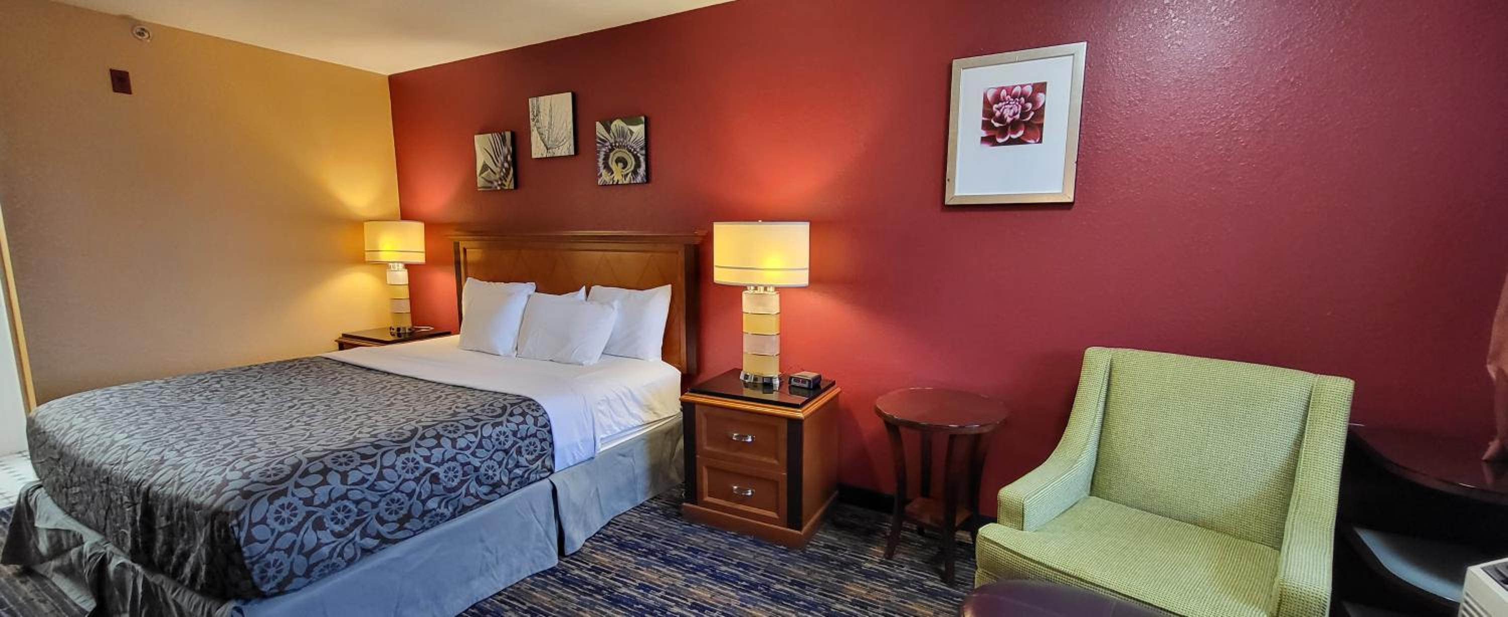 Deluxe King Room - Non-Smoking - Photo 2