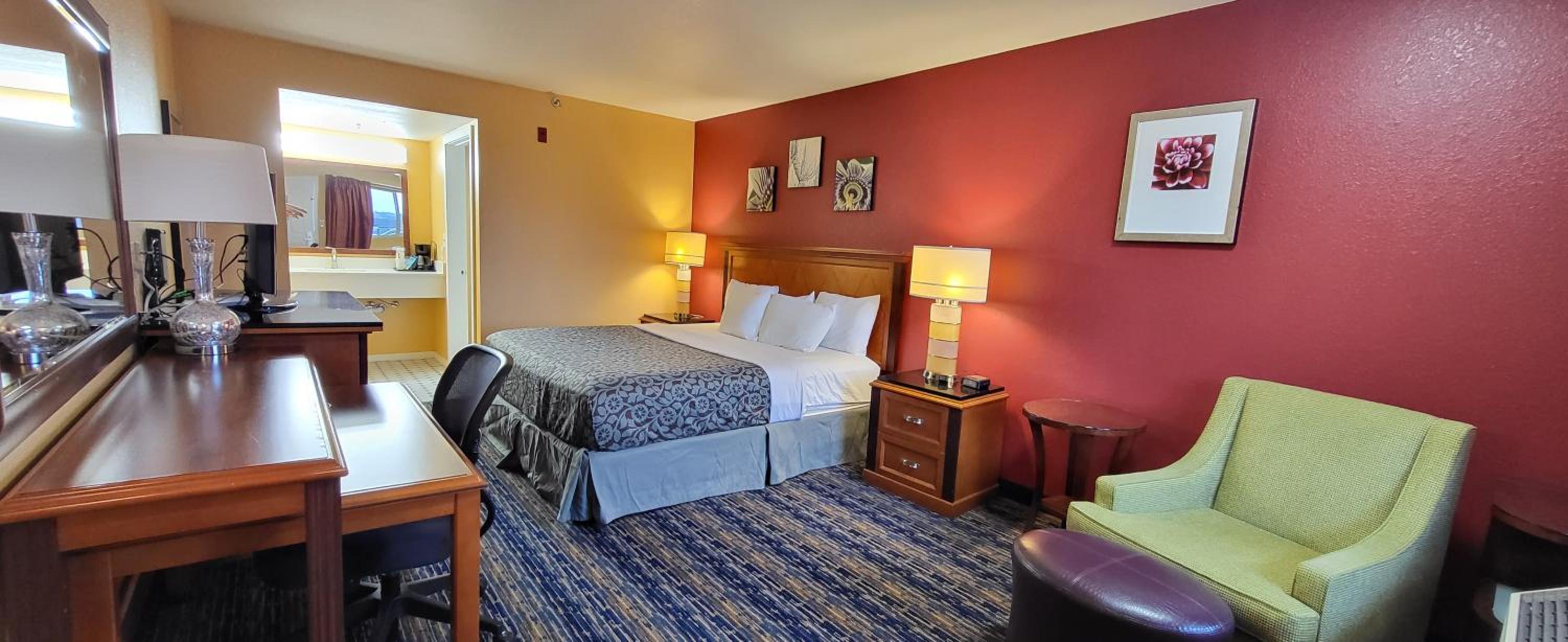 Deluxe King Room - Non-Smoking - Photo 10