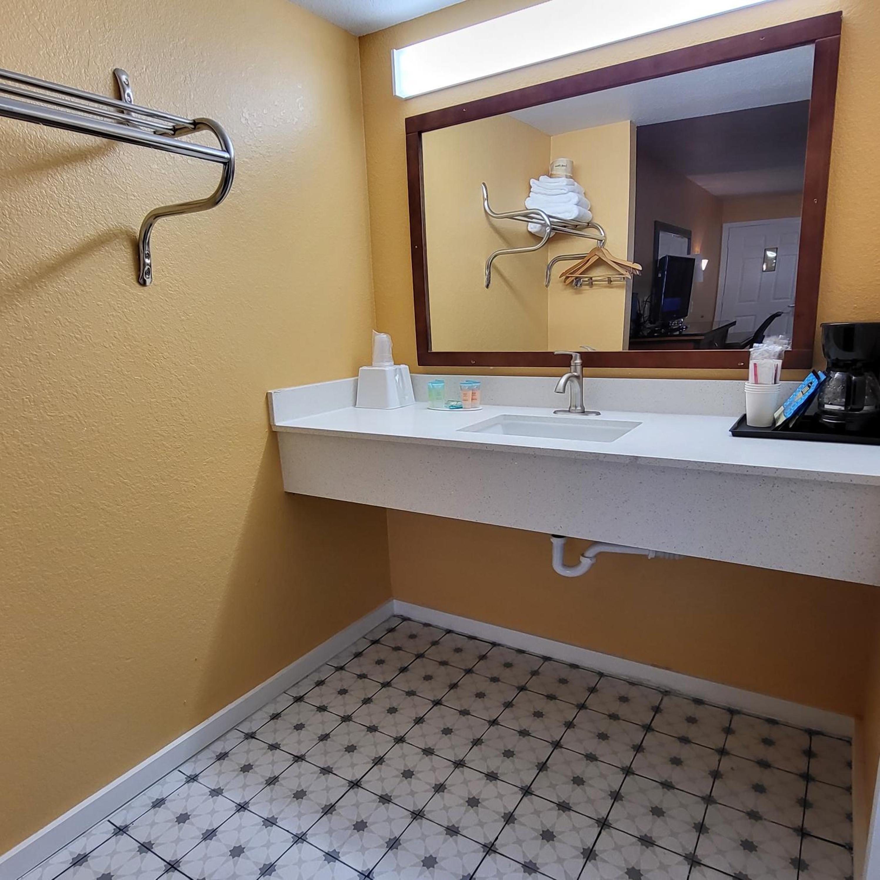 Deluxe King Room - Non-Smoking - Photo 3