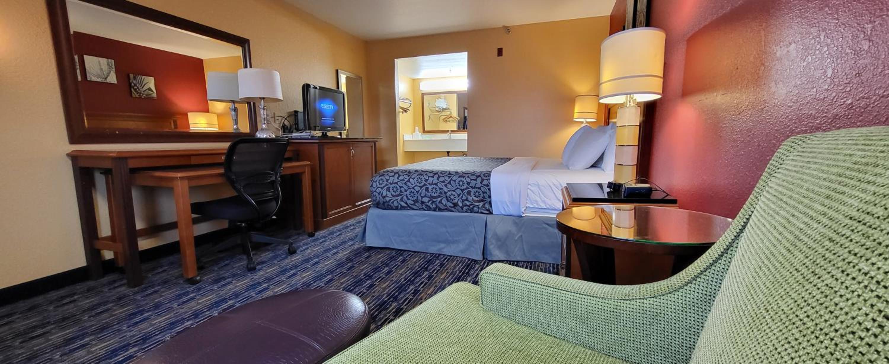 Deluxe King Room - Pet Friendly - Non-Smoking - Photo 1