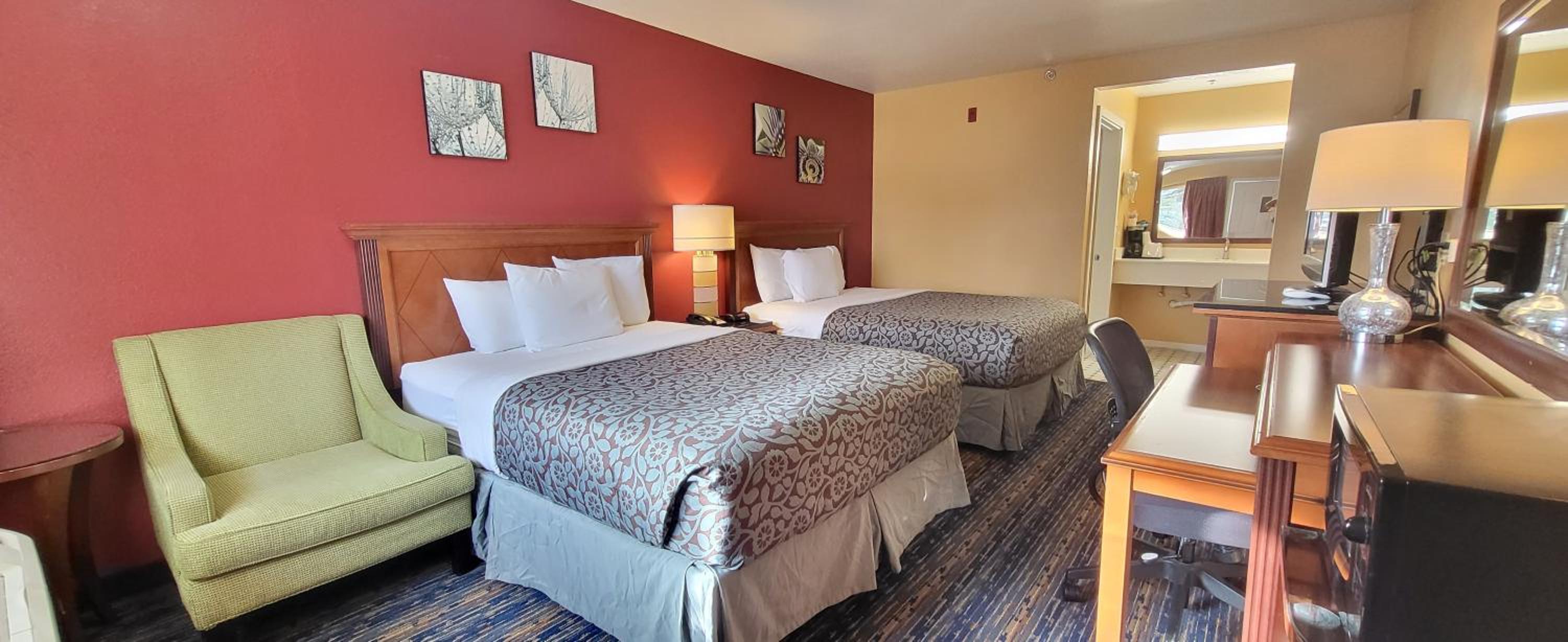 Deluxe Queen Room with Two Queen Beds - Non-Smoking - Photo 1