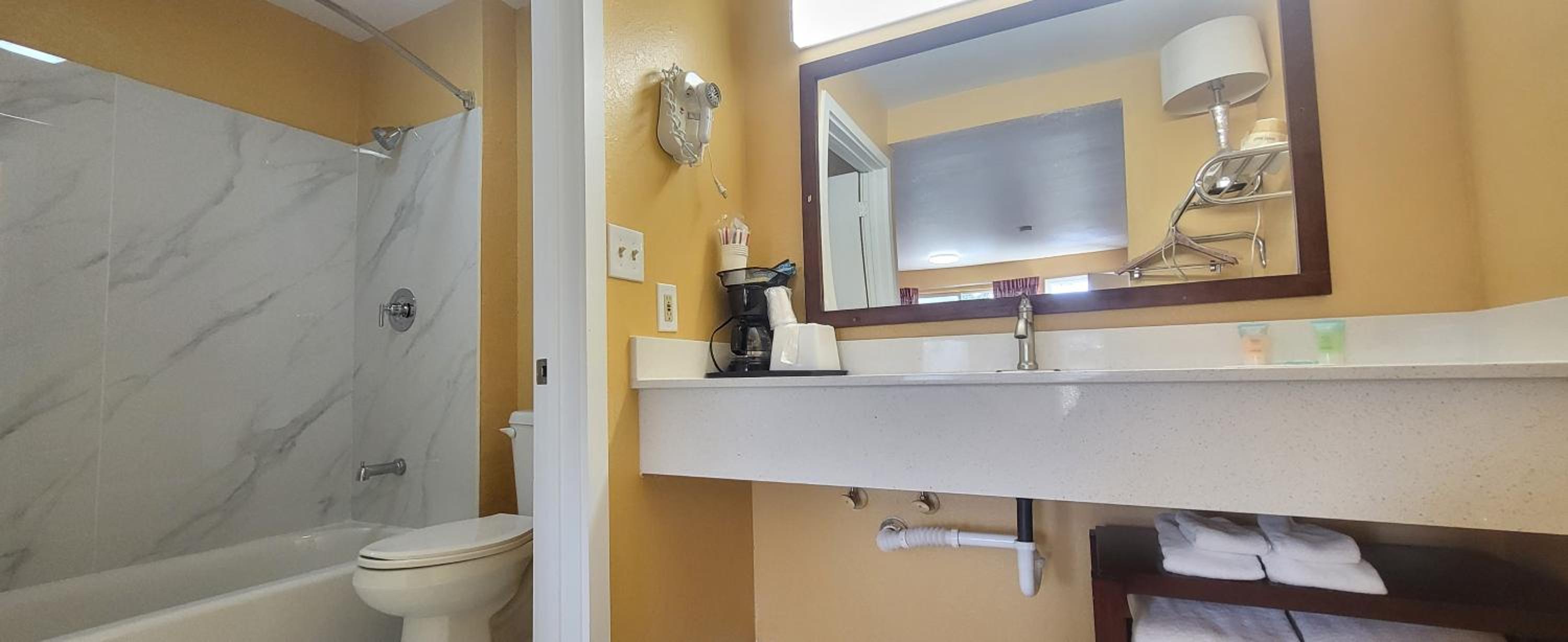 Deluxe Queen Room with Two Queen Beds - Non-Smoking - Photo 7