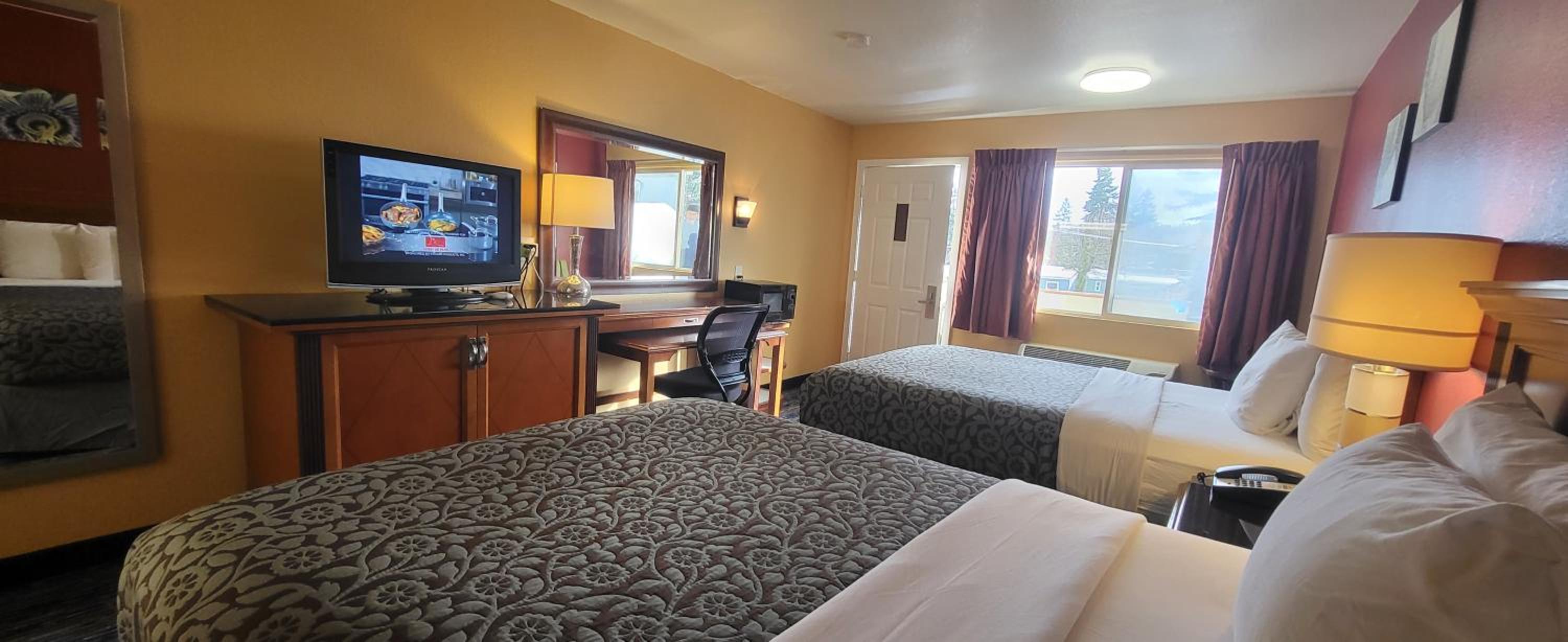 Deluxe Queen Room with Two Queen Beds - Non-Smoking - Photo 9
