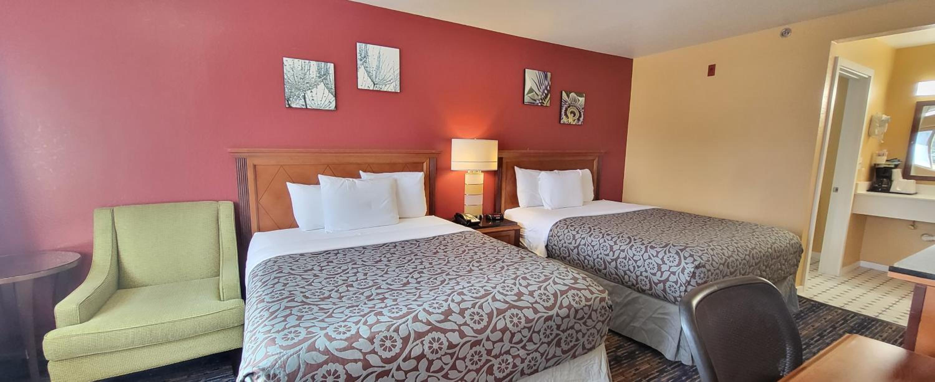 Deluxe Queen Room with Two Queen Beds - Non-Smoking - Photo 2