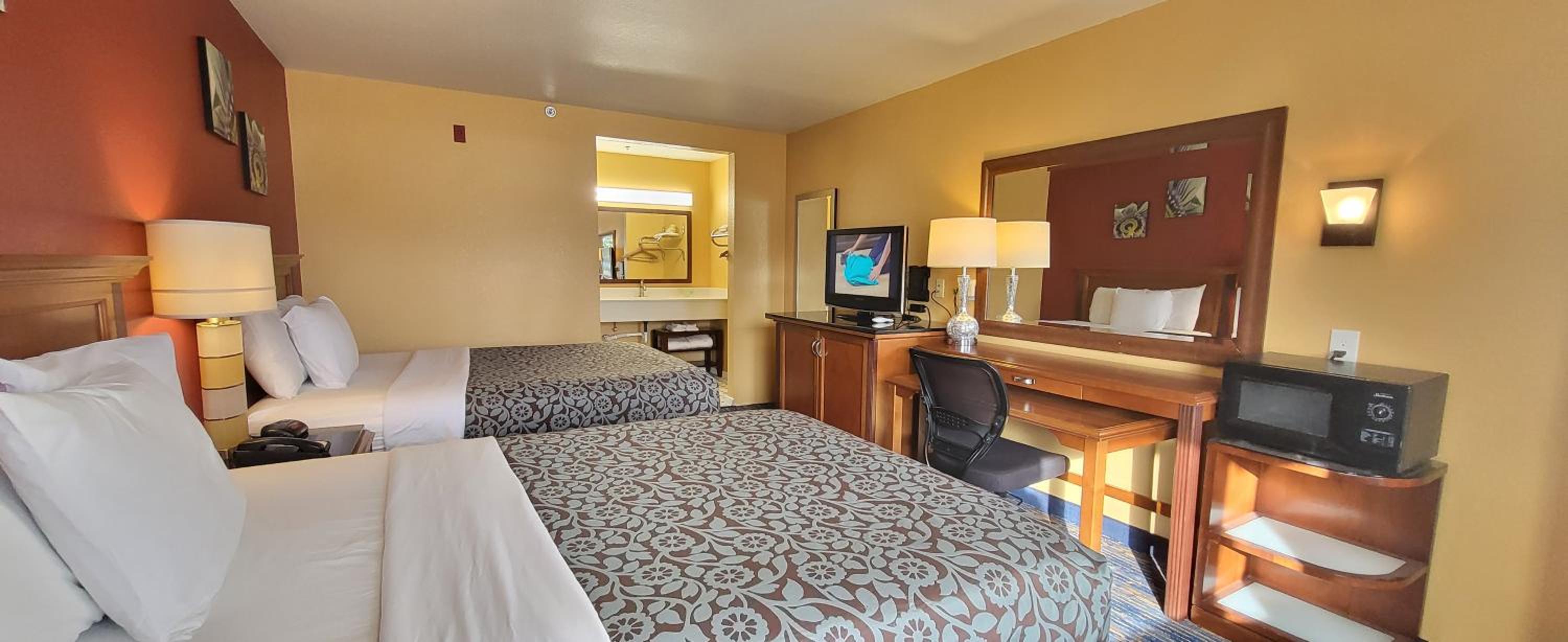 Deluxe Queen Room with Two Queen Beds - Non-Smoking - Photo 3