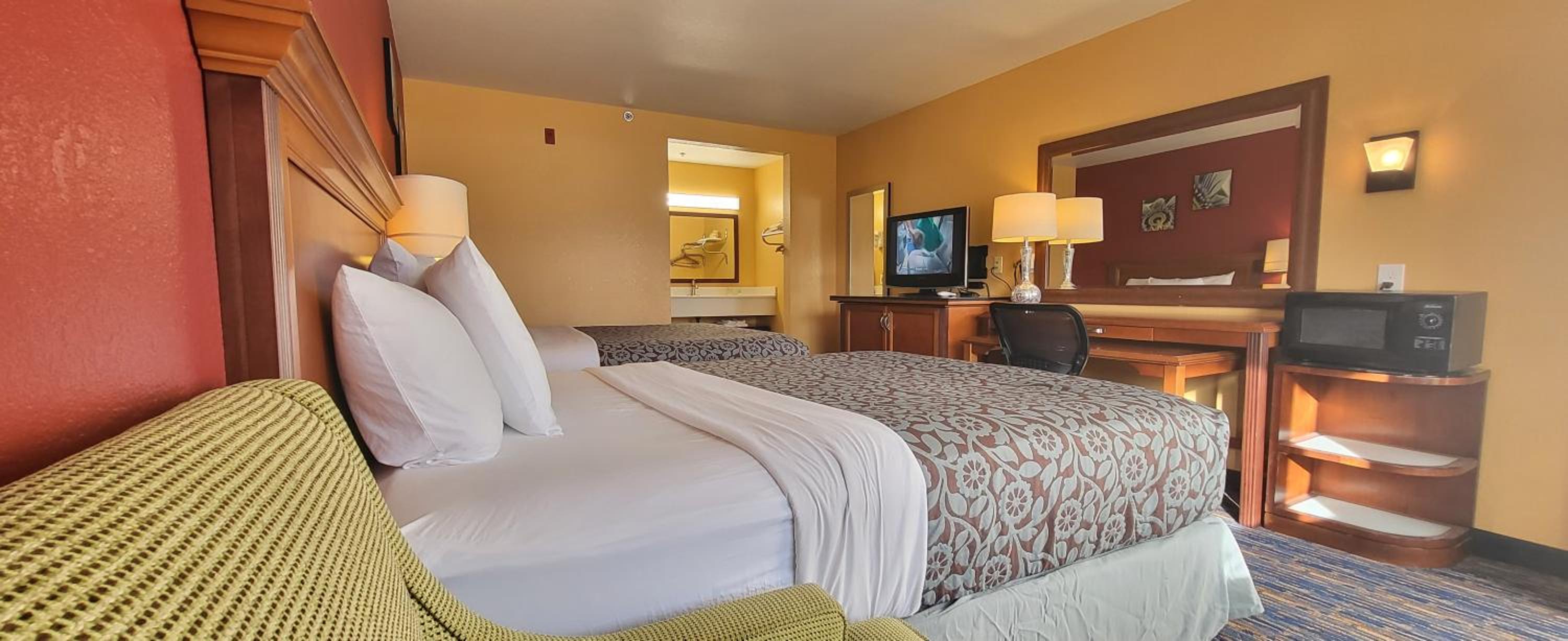 Deluxe Queen Room with Two Queen Beds - Non-Smoking - Photo 4