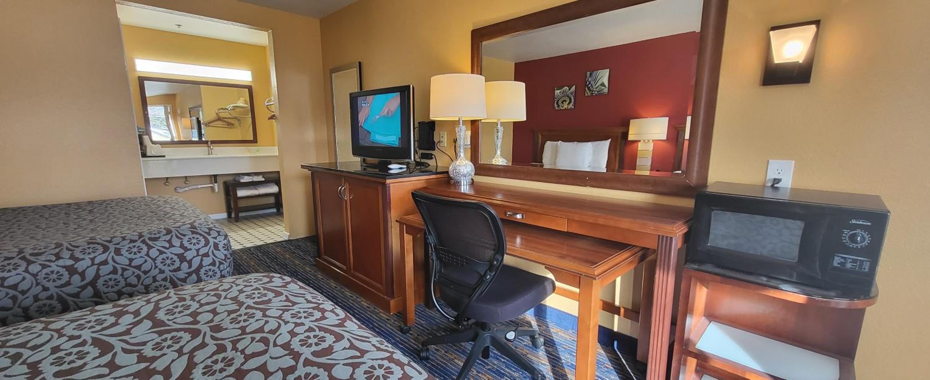 Deluxe Queen Room with Two Queen Beds - Non-Smoking - Photo 5
