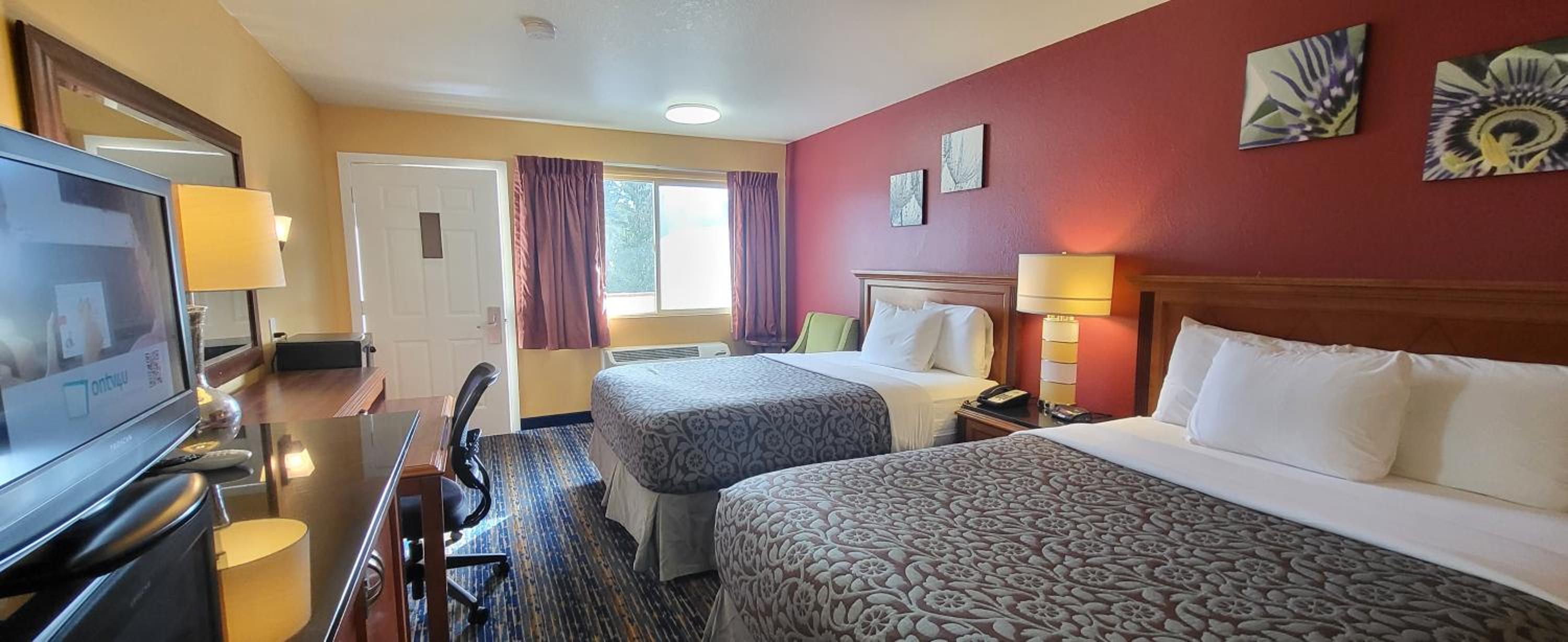 Deluxe Queen Room with Two Queen Beds - Non-Smoking - Photo 6