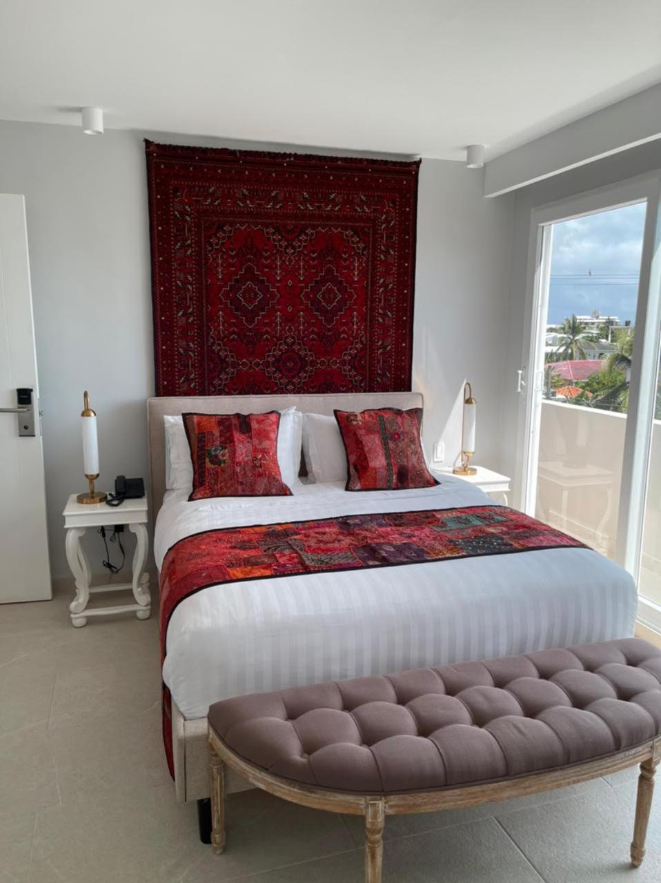 Suite - Photo 1