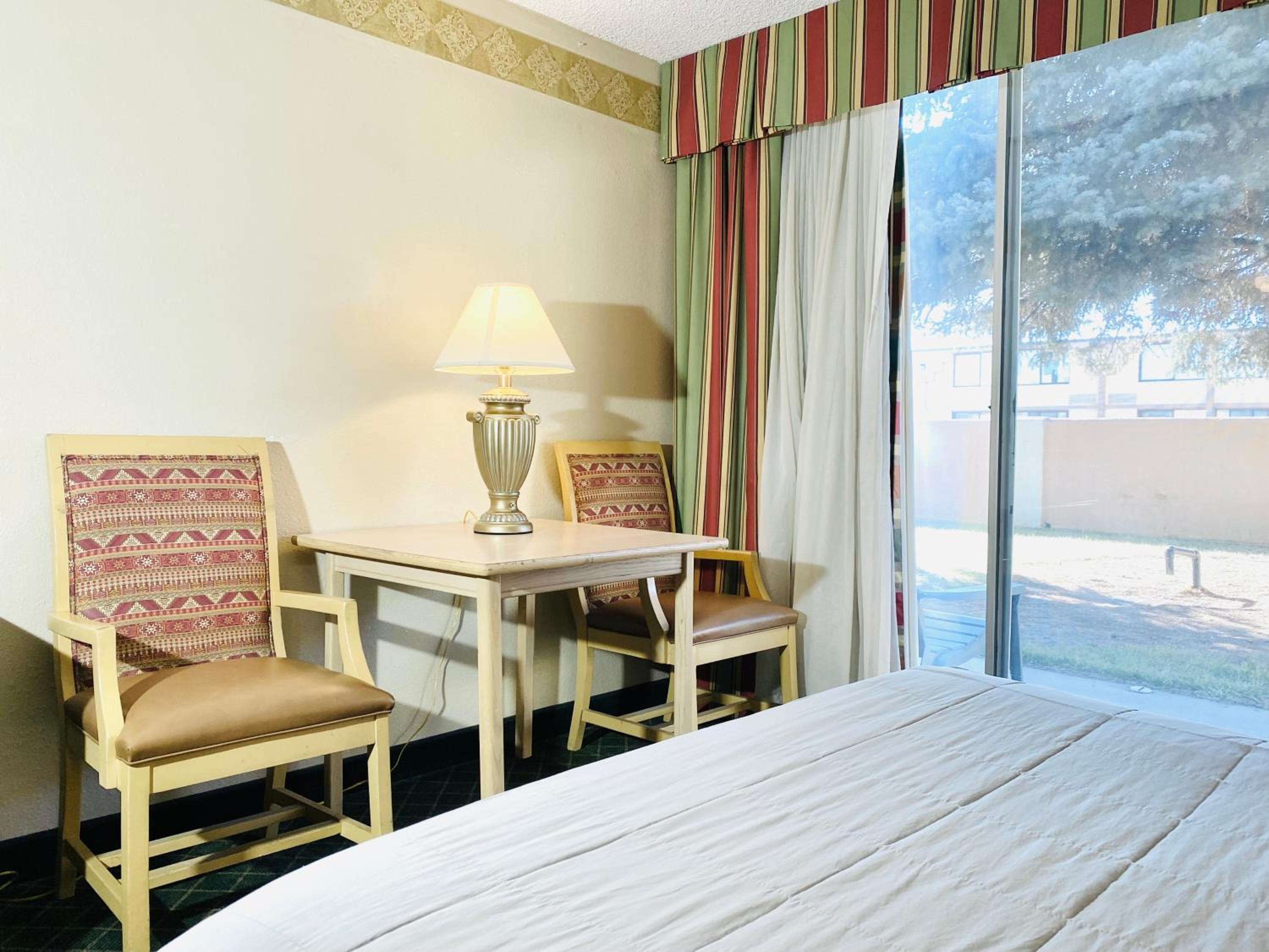 King Room - Non-Smoking - Photo 3