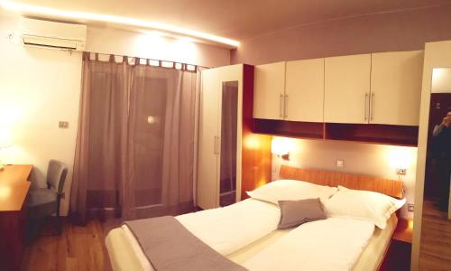 Double Room with Side Sea View - Photo 2