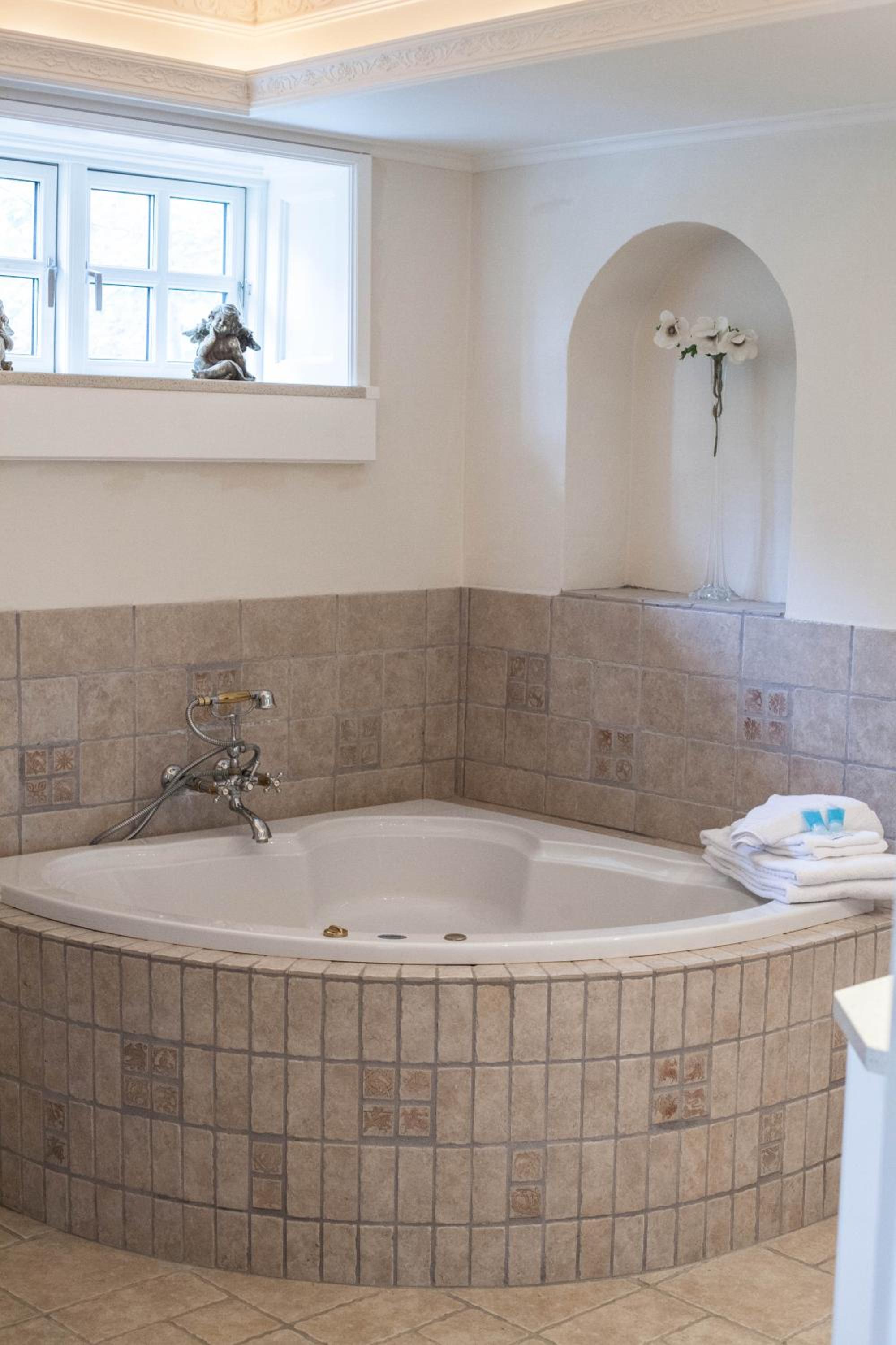 Deluxe Suite with Spa Bath photo 3