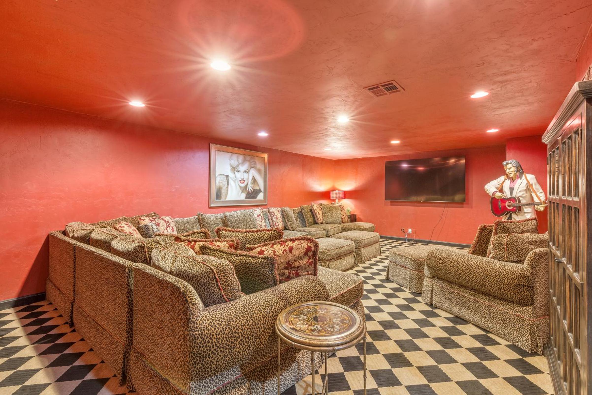 Three-Bedroom Suite - Photo 5