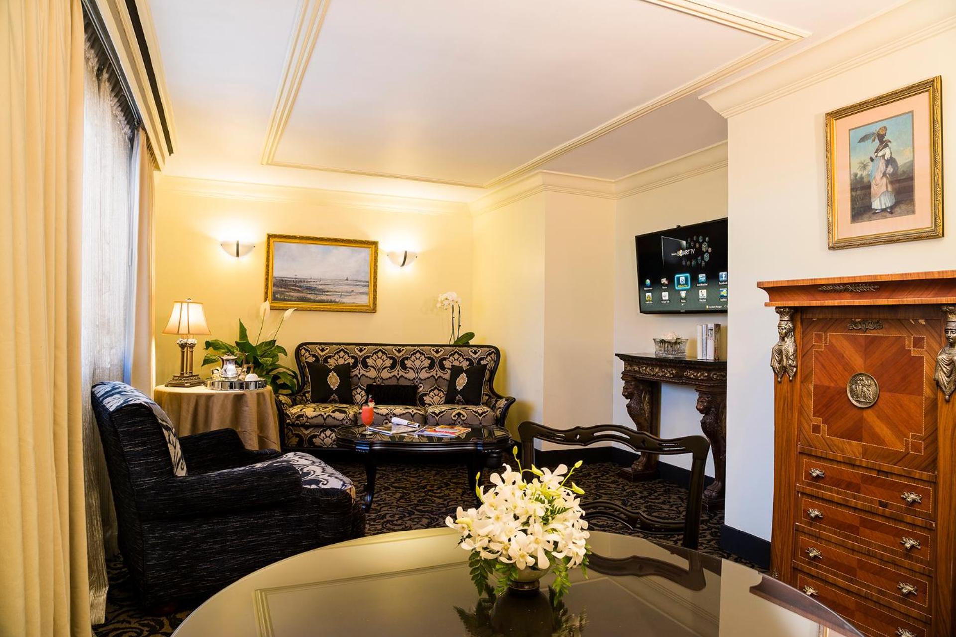 Signature Executive Suite photo 3