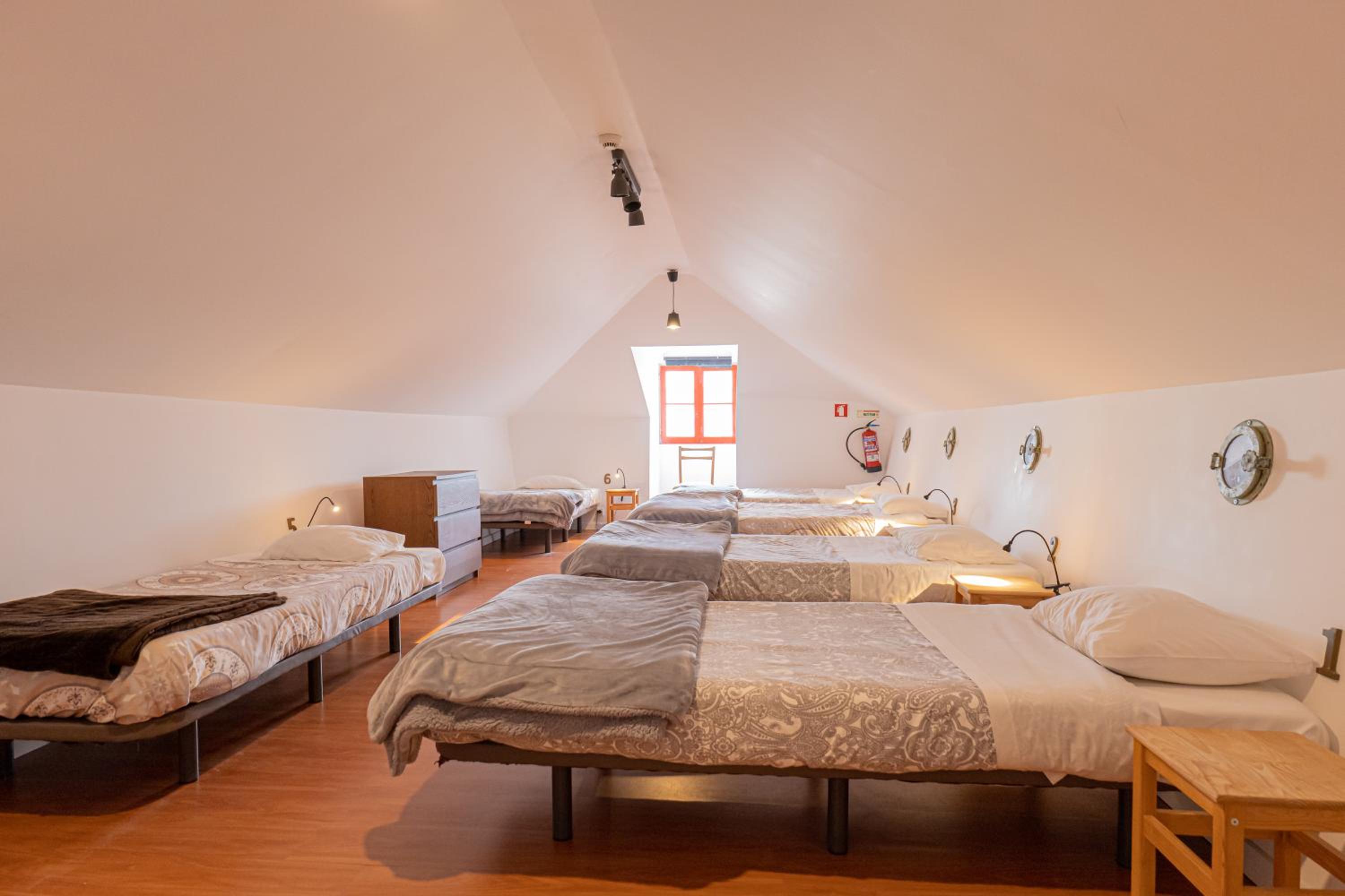 Bett in 6-Bett-Mischdormitorium-Zimmer