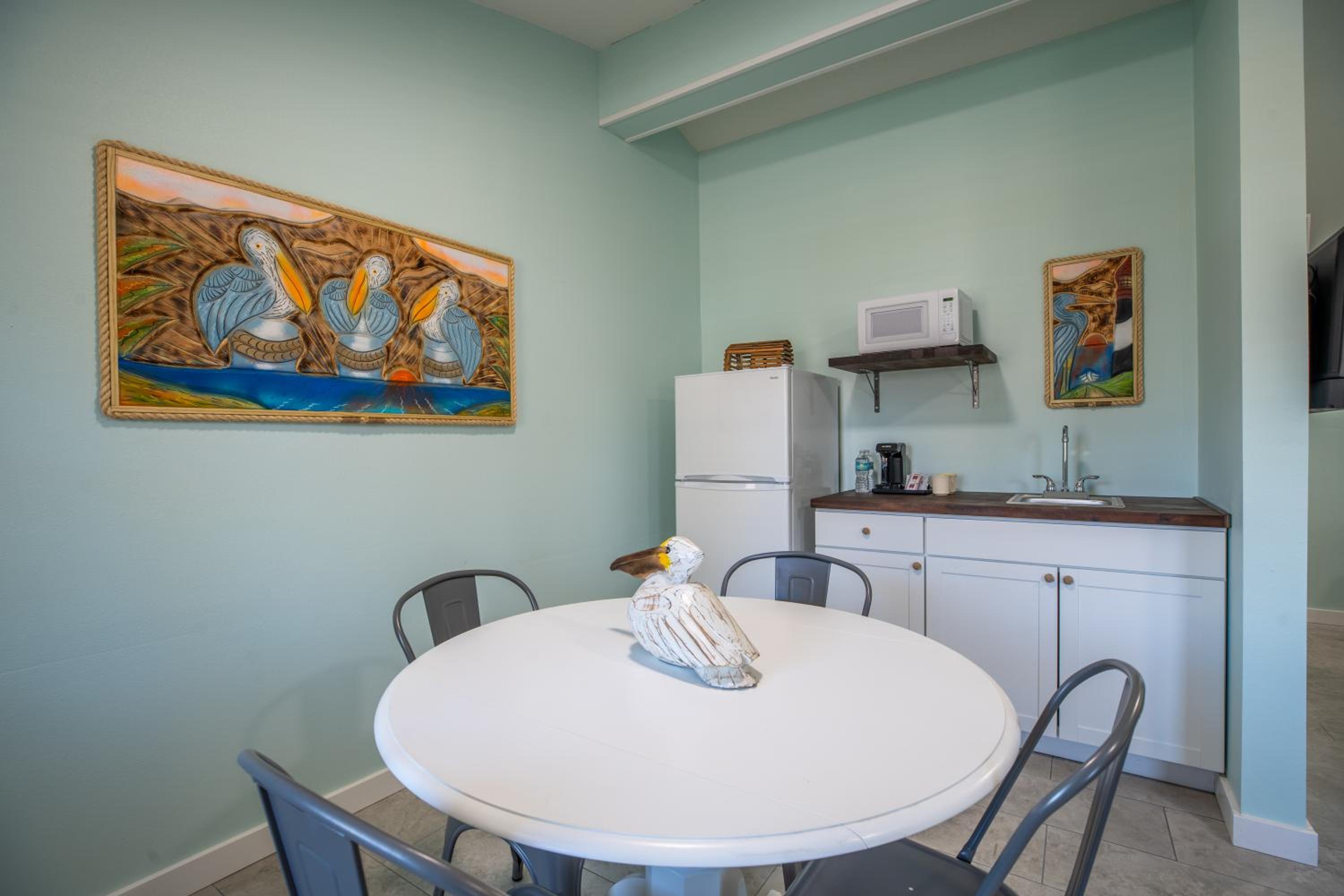 Deluxe King Suite - Photo 11