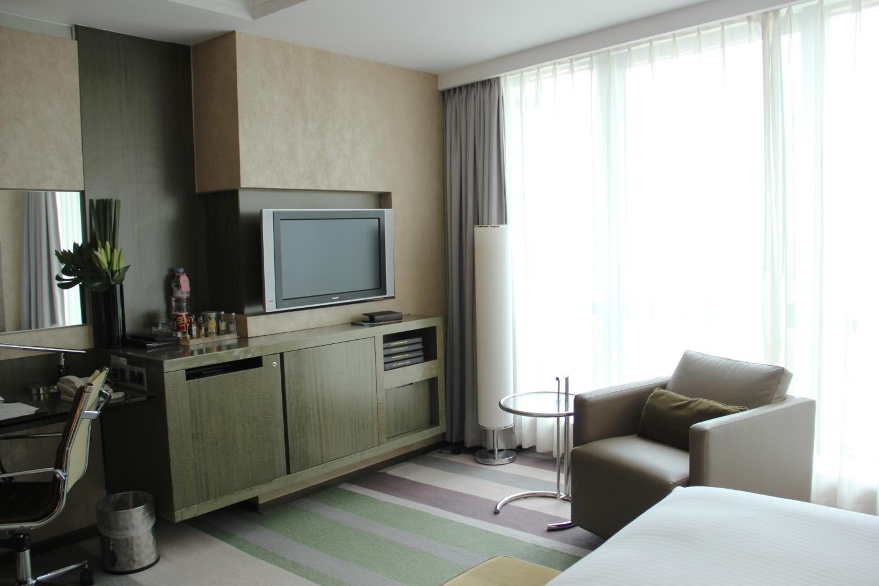 Standard King Room thumbnail 6