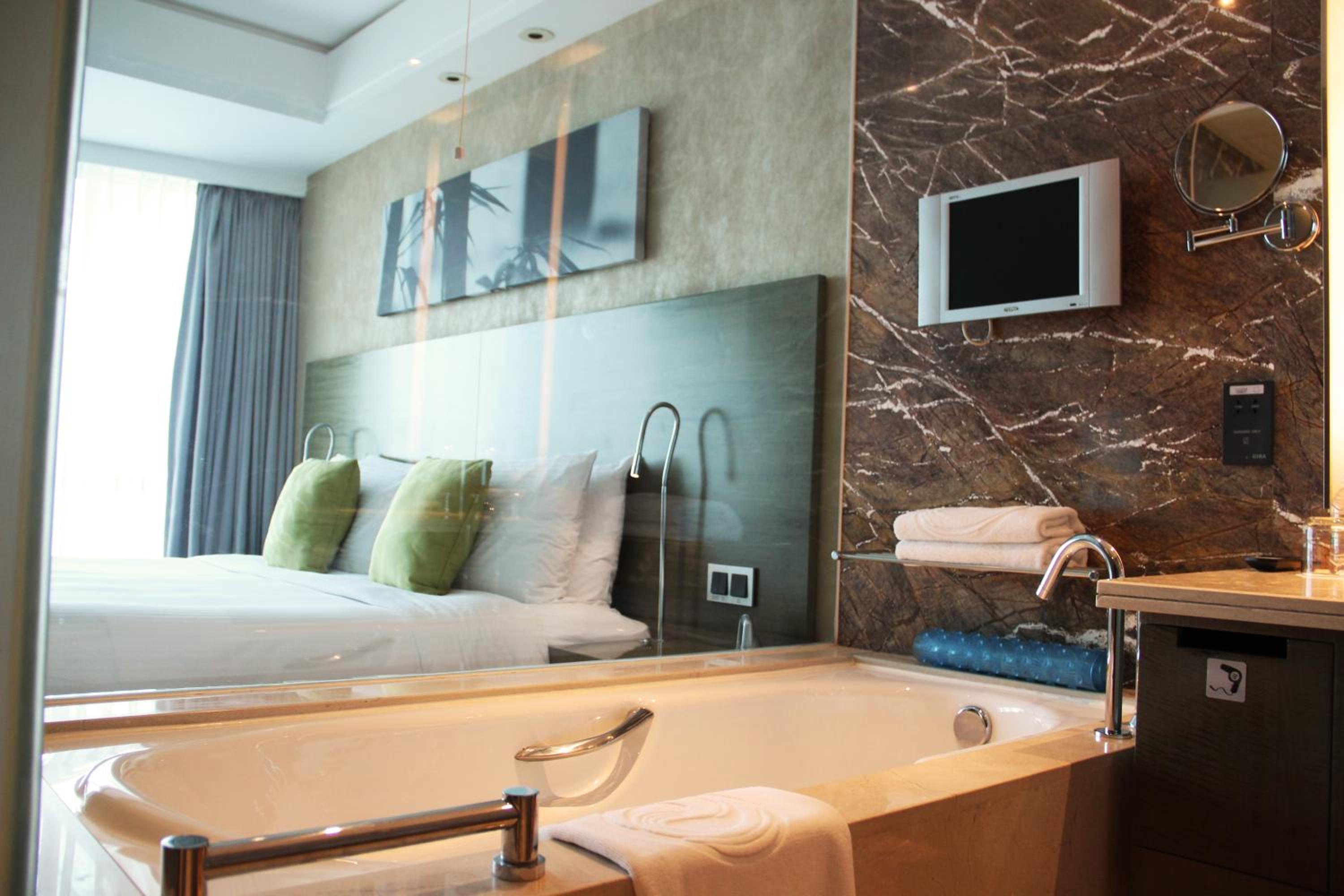 Standard King Room thumbnail 5