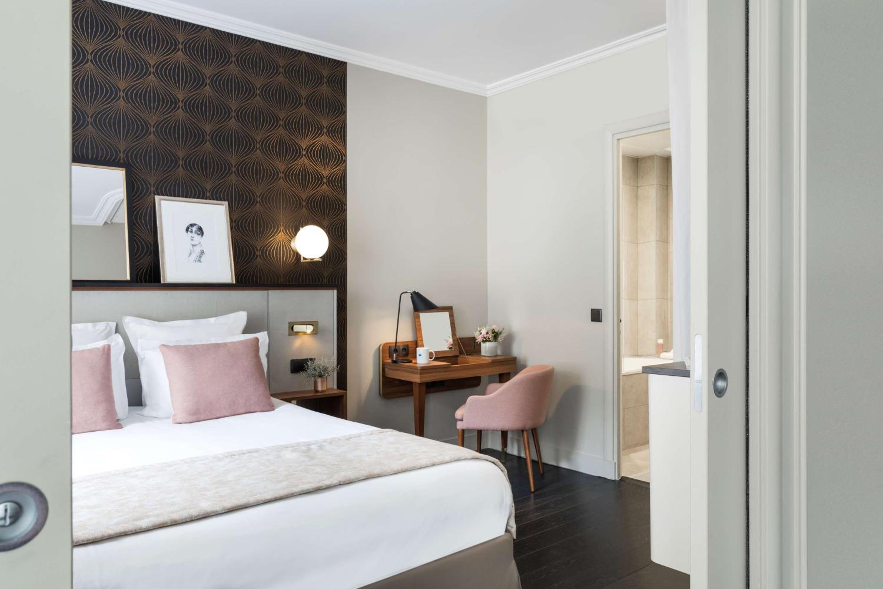 Junior King Suite with Sofa Bed with Access to Relaxation Area photo 1