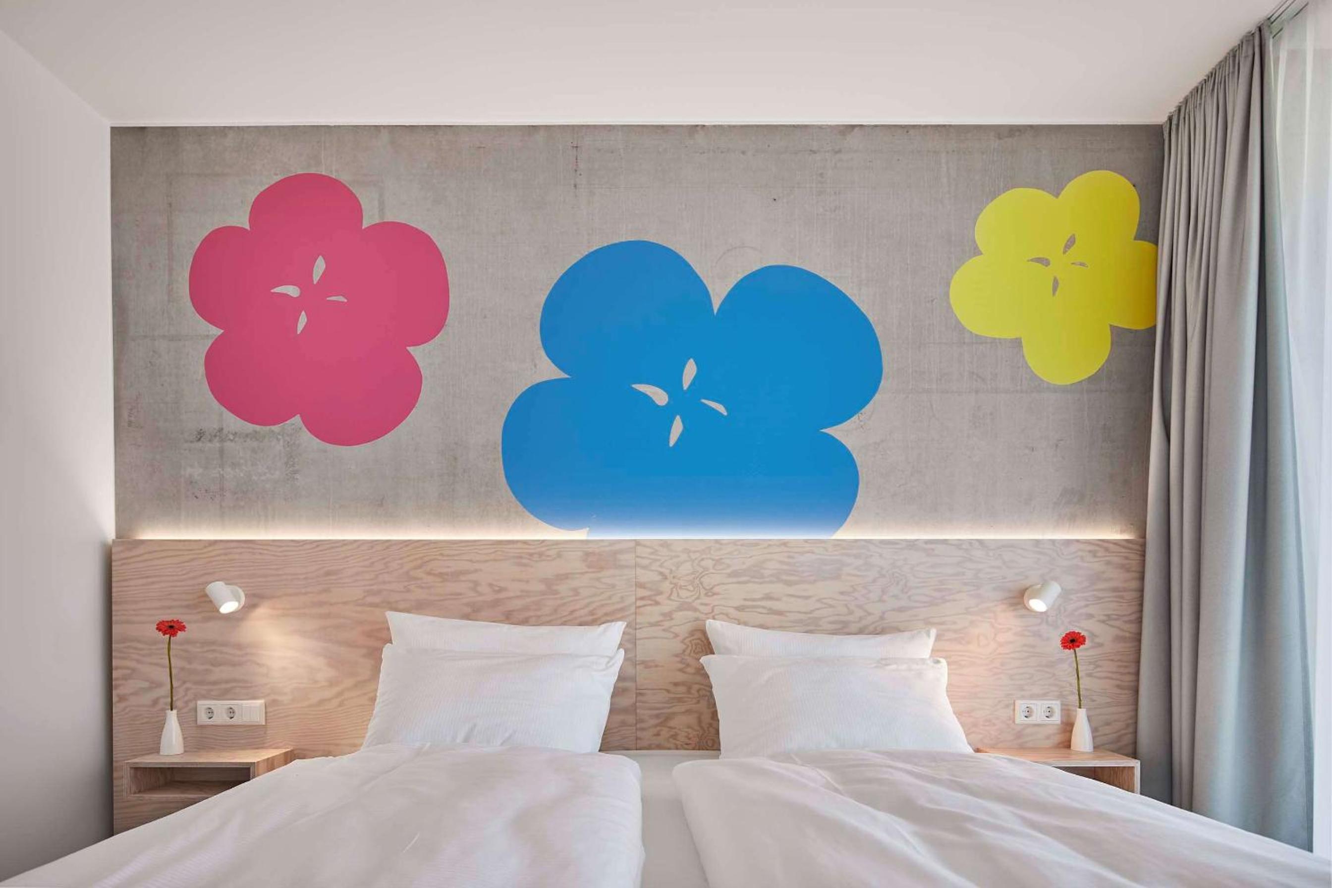 Standard King Room thumbnail 6