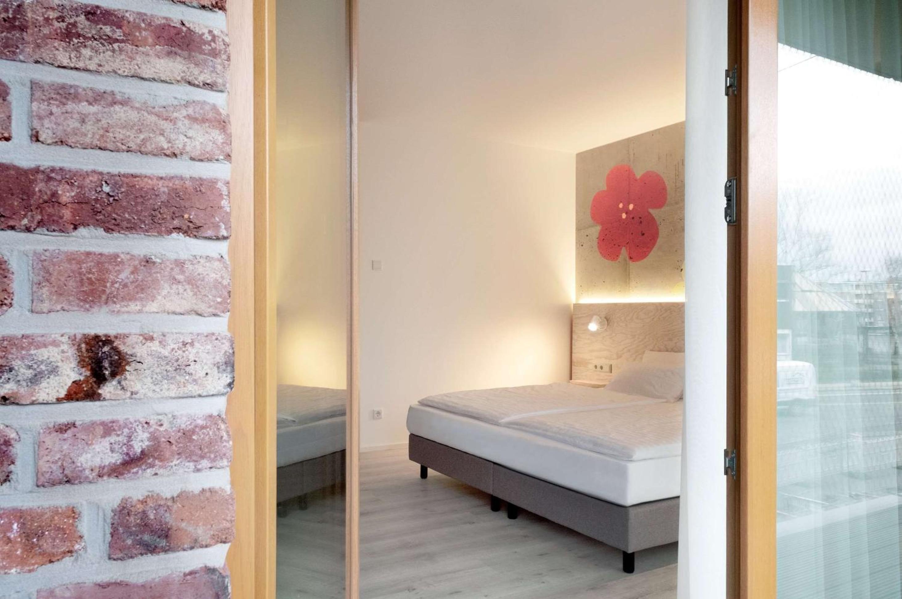 Standard King Room - Photo 9