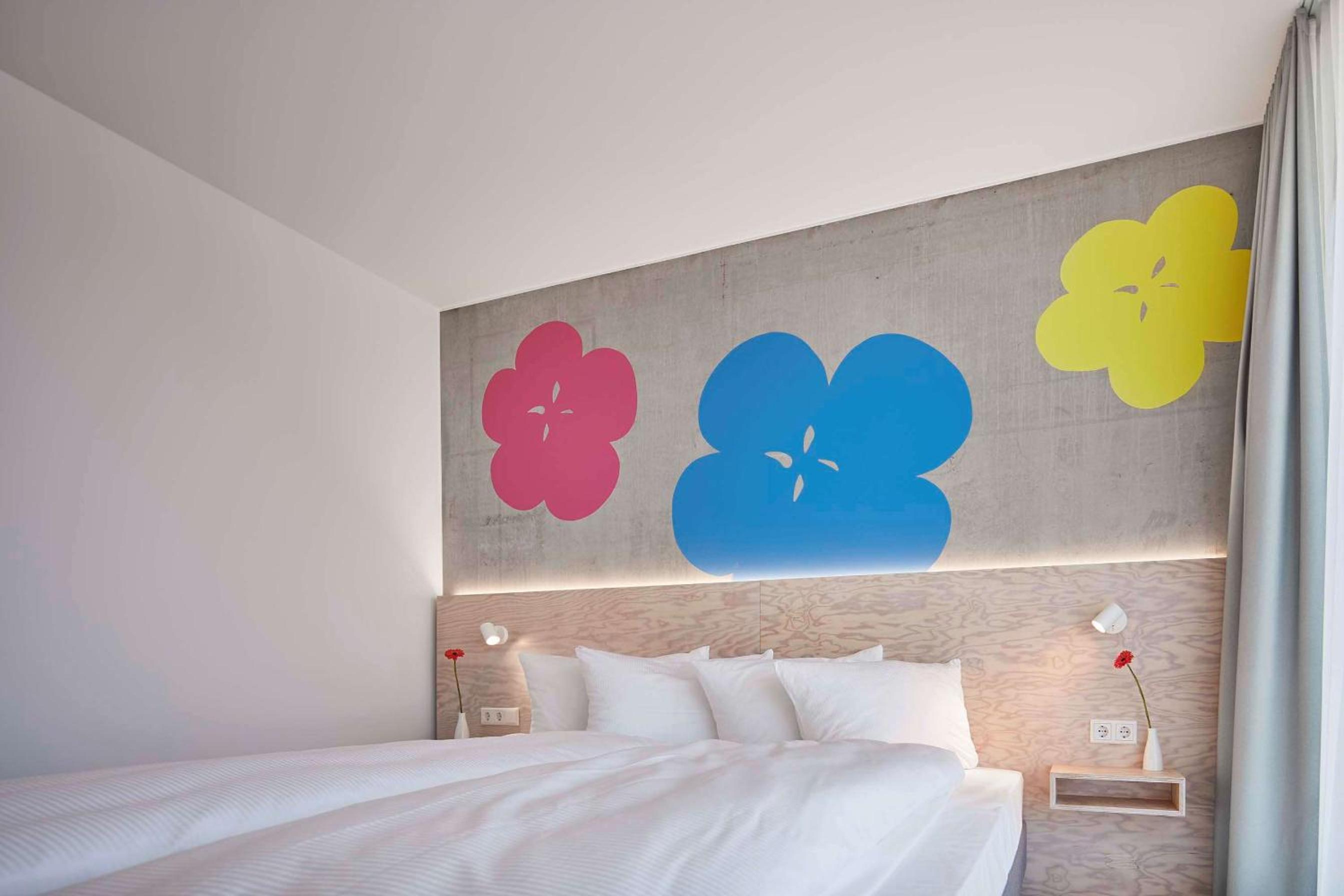 Standard King Room - Photo 7