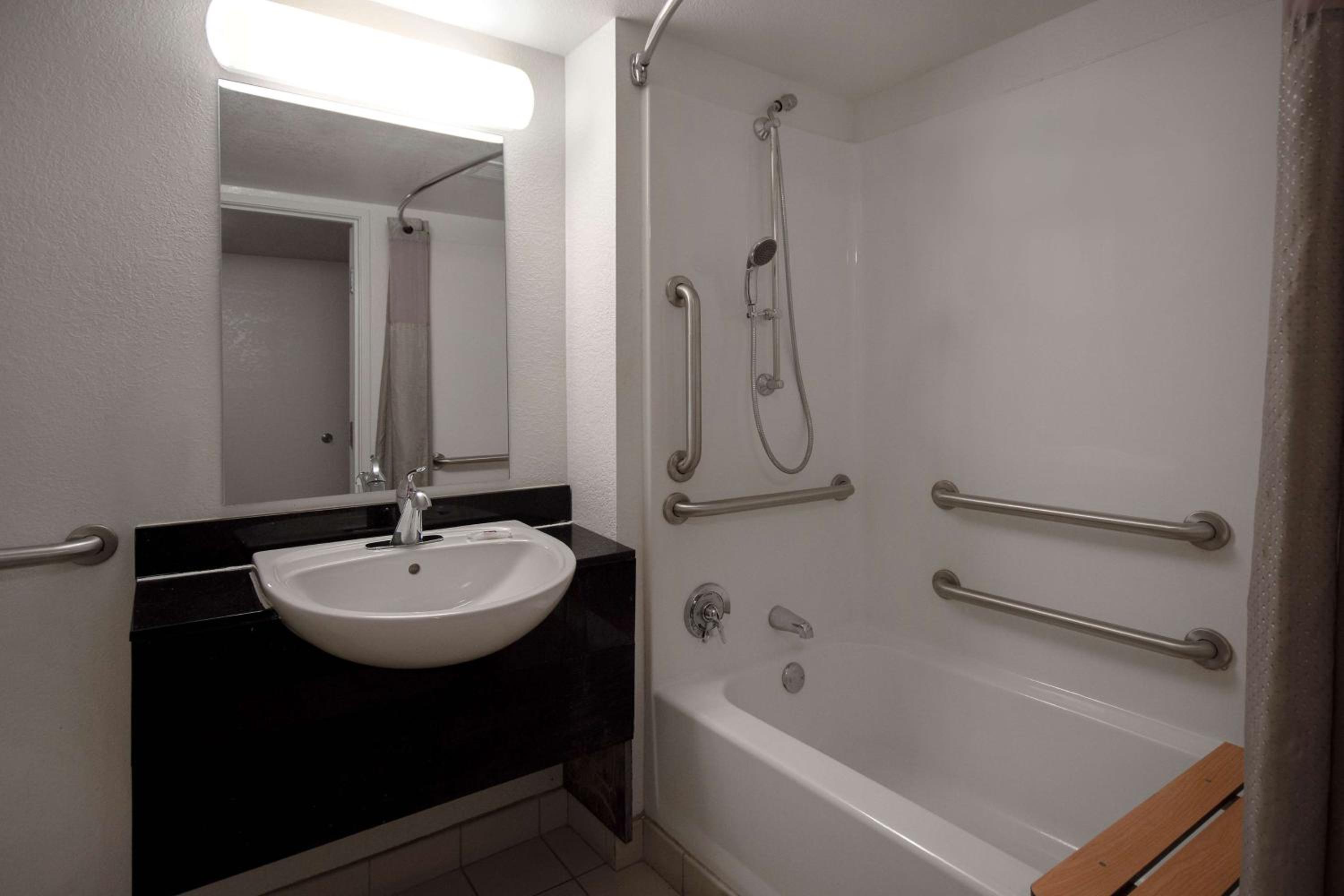 King Room - Disability Access - Non-Smoking photo 3